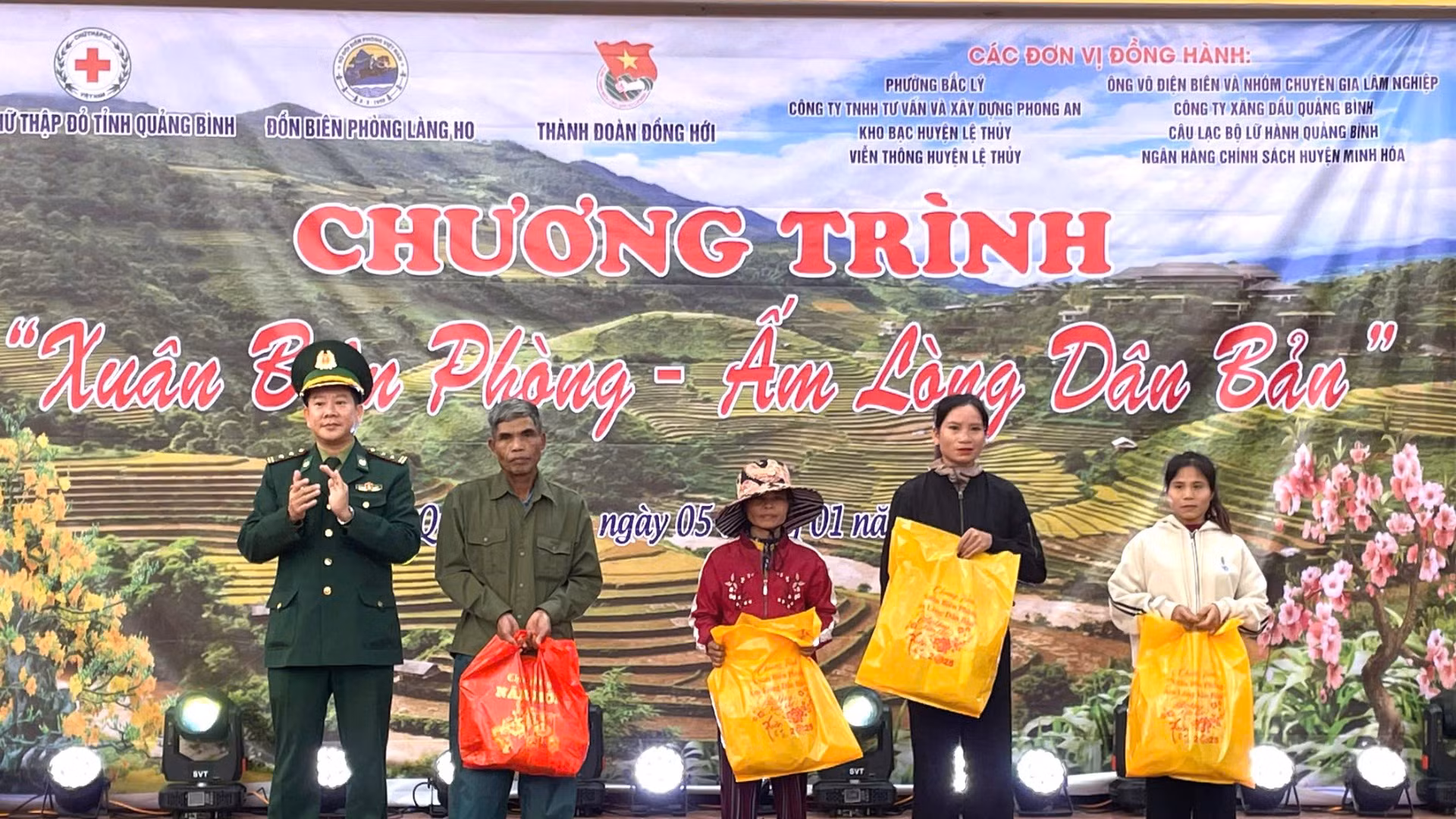 Chương trình “Xuân biên phòng- Ấm lòng dân bản” ở xã Lâm Thuỷ là chương trình mở đầu cho chuỗi hoạt động xuân biên phòng trên tuyến biên giới Quảng Bình.