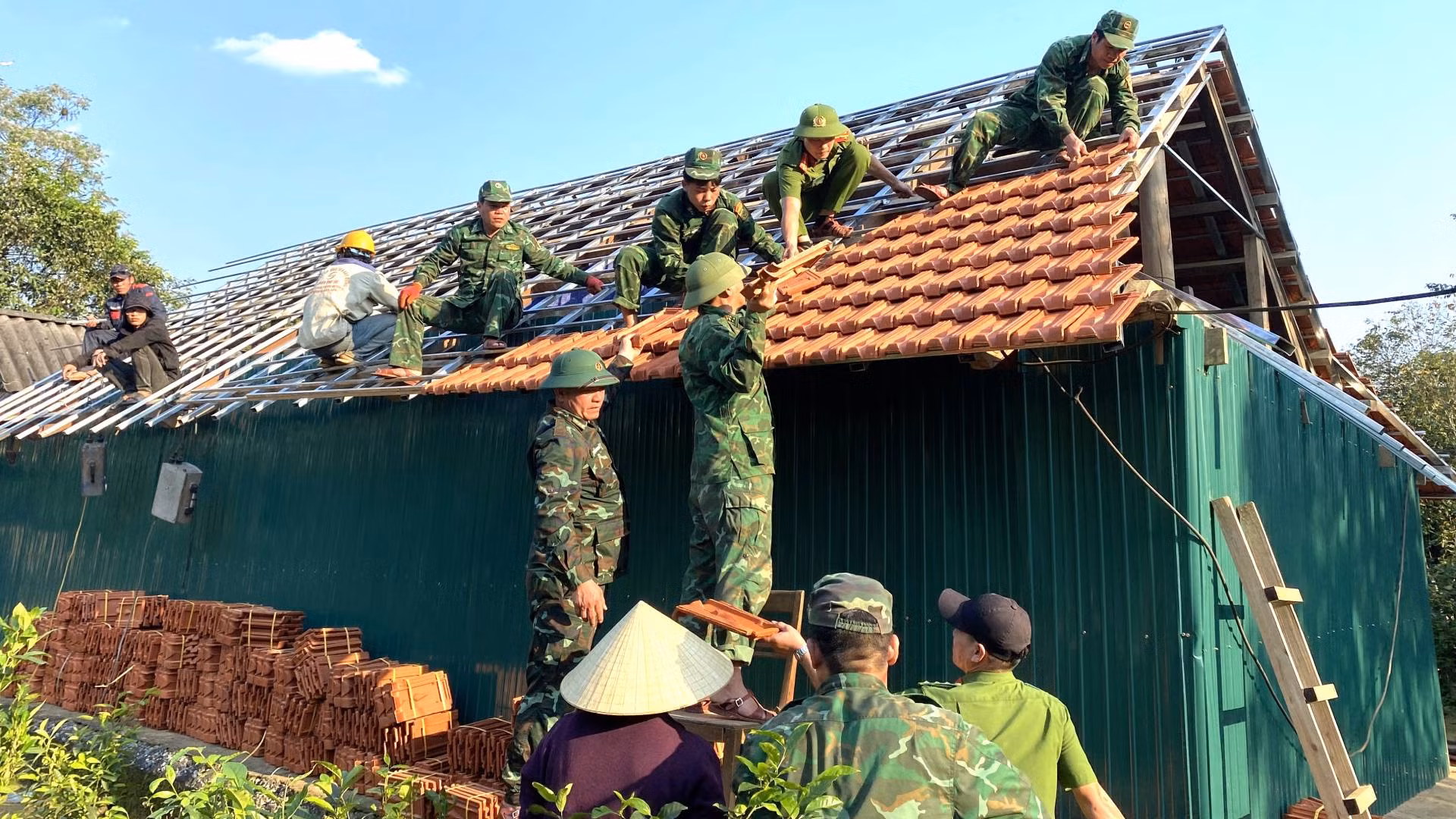 Cán bộ, chiến sĩ Đồn Biên phòng Cà Xèng nhận làm trực tiếp 6 ngôi nhà cho bà con, trong đó đã xong 2 nhà, số còn lại phấn đấu hoàn thành trước ngày 30/6.