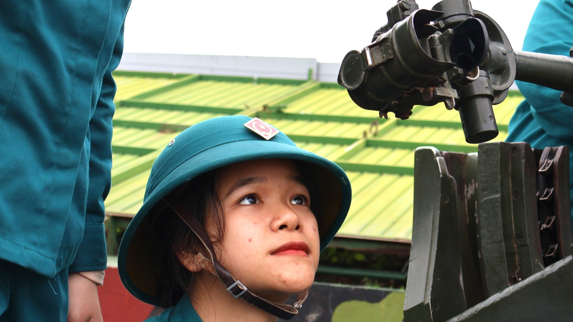 Họ chỉ là những cô gái tuổi mười tám, đôi mươi nhưng khi vào trận địa pháo vô cùng rắn rỏi và cương nghị, tập trung cao độ cho các vị trí trên khẩu pháo, chuẩn bị sẵn sàng chiến đấu