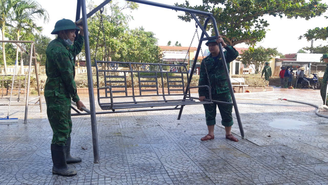 Các chiến sĩ còn chỉnh sửa lại các xích đu, bàn ghế ngoài trời để phục vụ vui chơi và sinh hoạt cho học sinh.