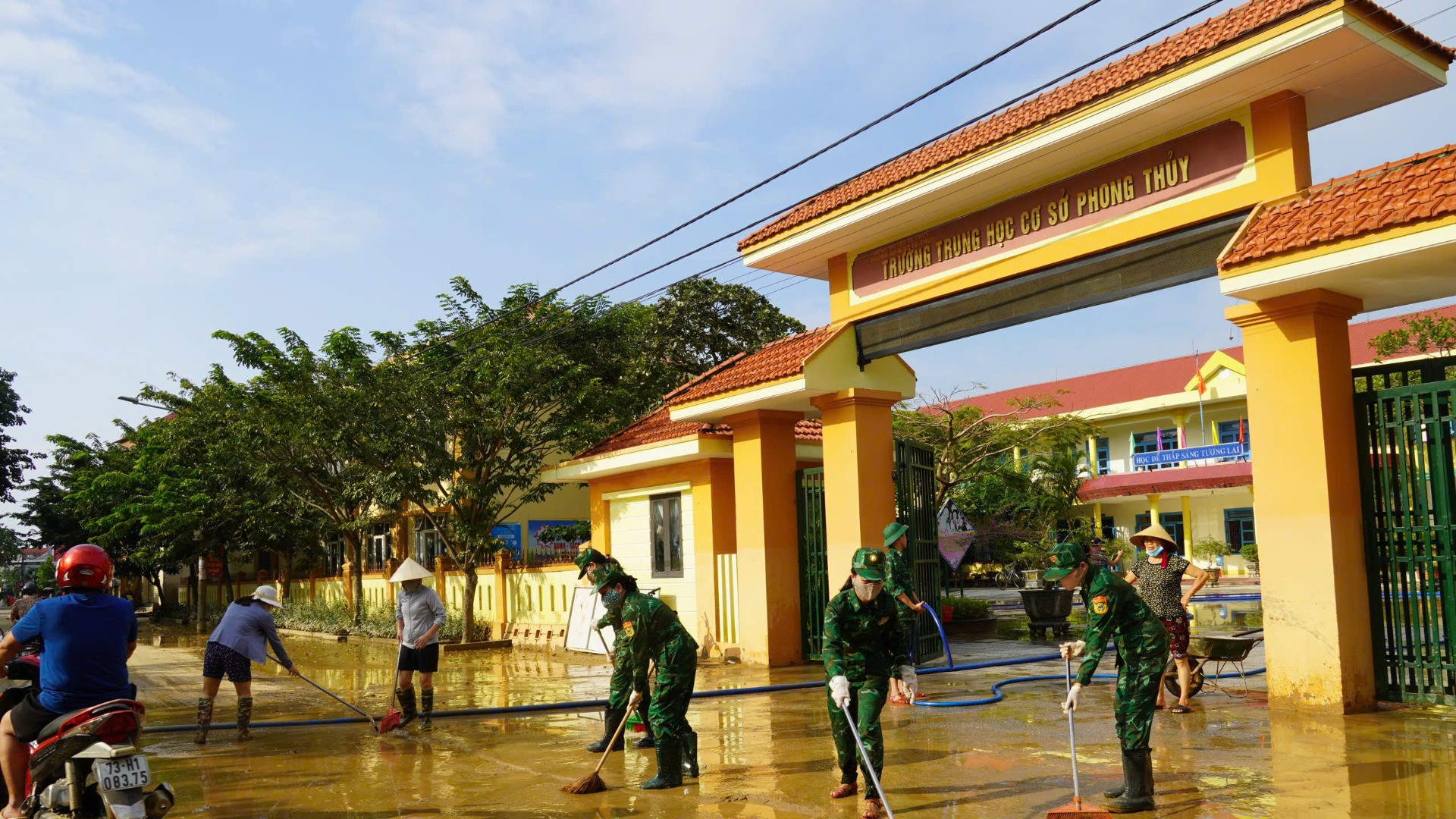 Tranh thủ thời gian ngắn ngủi có nắng giữa 2 đợt mưa lớn, giáo viên và lực lượng hỗ trợ dọn bùn, thau rửa trường lớp để sớm đón học sinh trở lại trường.