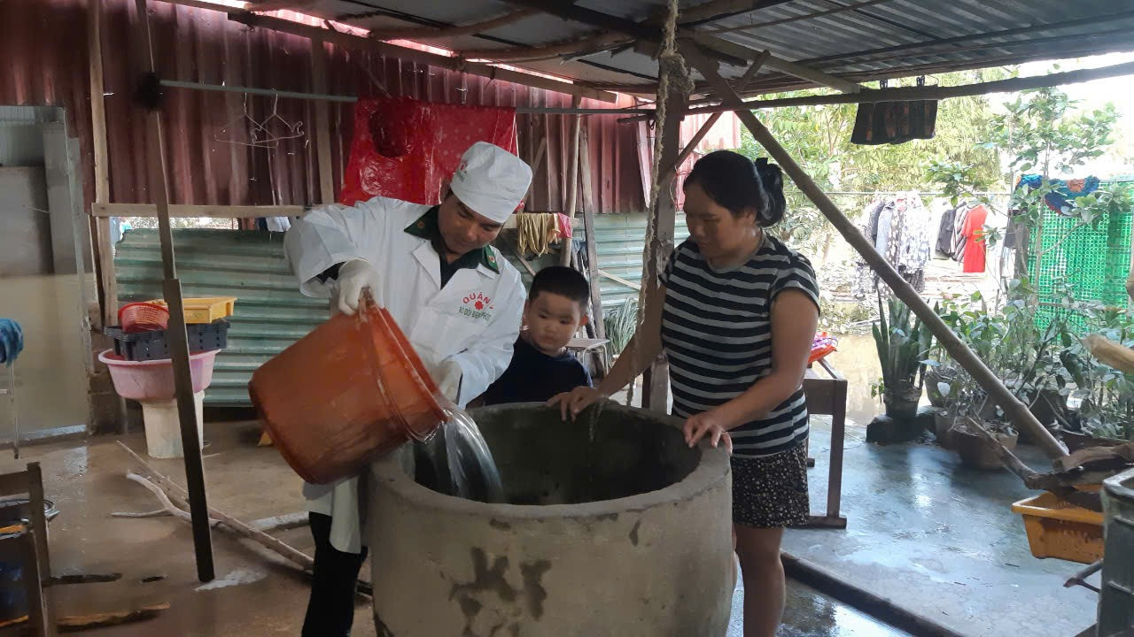 Cấp phát thuốc và hướng dẫn người dân Lệ Thủy khử khuẩn giếng nước để có nước sinh hoạt ngay khi lũ vừa rút.