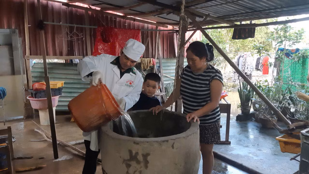 Cấp phát thuốc và hướng dẫn người dân Lệ Thủy khử khuẩn giếng nước để có nước sinh hoạt ngay khi lũ vừa rút.