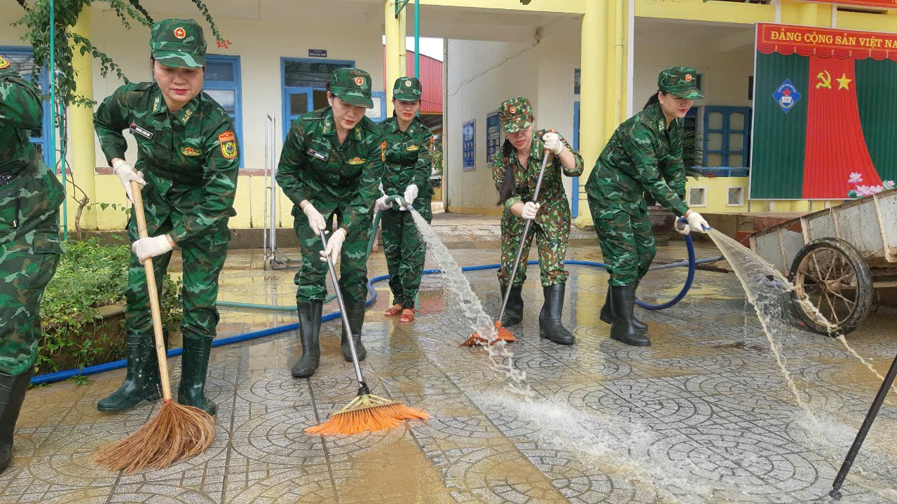 Các nữ chiến sĩ cũng tất bật không kém, mỗi người một việc để sớm thu dọn sạch sẽ ngôi trường, trả lại sự bình yên cho các em học sinh.