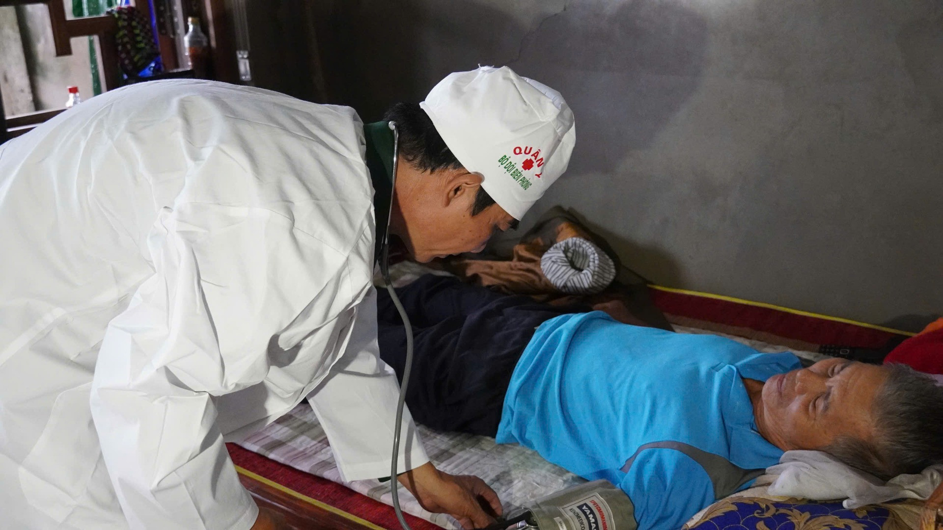 Các chiến sĩ quân y Biên phòng đến tận nhà khám bệnh, cấp thuốc miễn phí cho người dân sau những ngày dầm trong nước lũ.