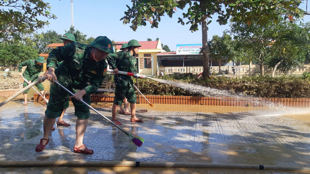 Nhờ sự hỗ trợ kịp thời của lực lượng vũ trang, chỉ trong một khoảng thời gian ngắn, khuôn viên trường ở xã Phong Thủy sạch sẽ để chuẩn bị đón học sinh vào học.