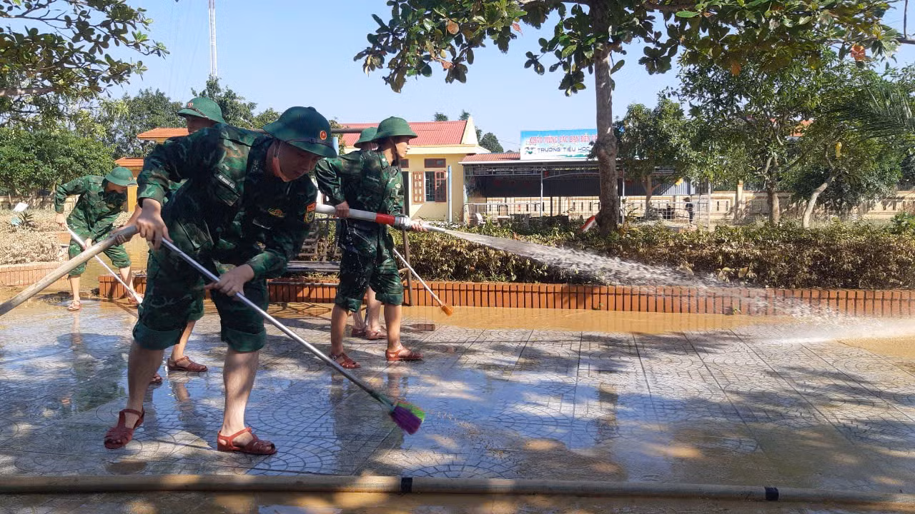 Nhờ sự hỗ trợ kịp thời của lực lượng vũ trang, chỉ trong một khoảng thời gian ngắn, khuôn viên trường ở xã Phong Thủy sạch sẽ để chuẩn bị đón học sinh vào học.