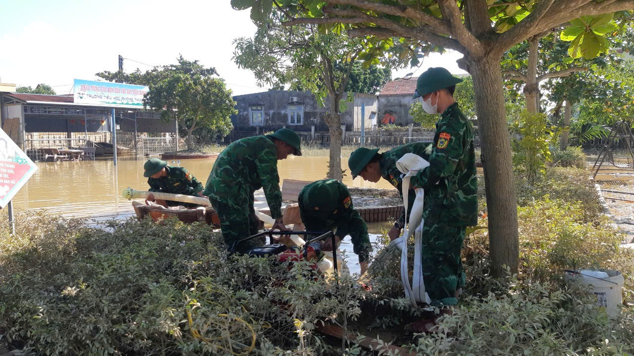 Vì lớp bùn dày nên các chiến sĩ nam phải sử dụng máy bơm chuyên dụng công suất lớn bơm nước từ sông Kiến Giang vào để phun xịt, tẩy bùn đất.