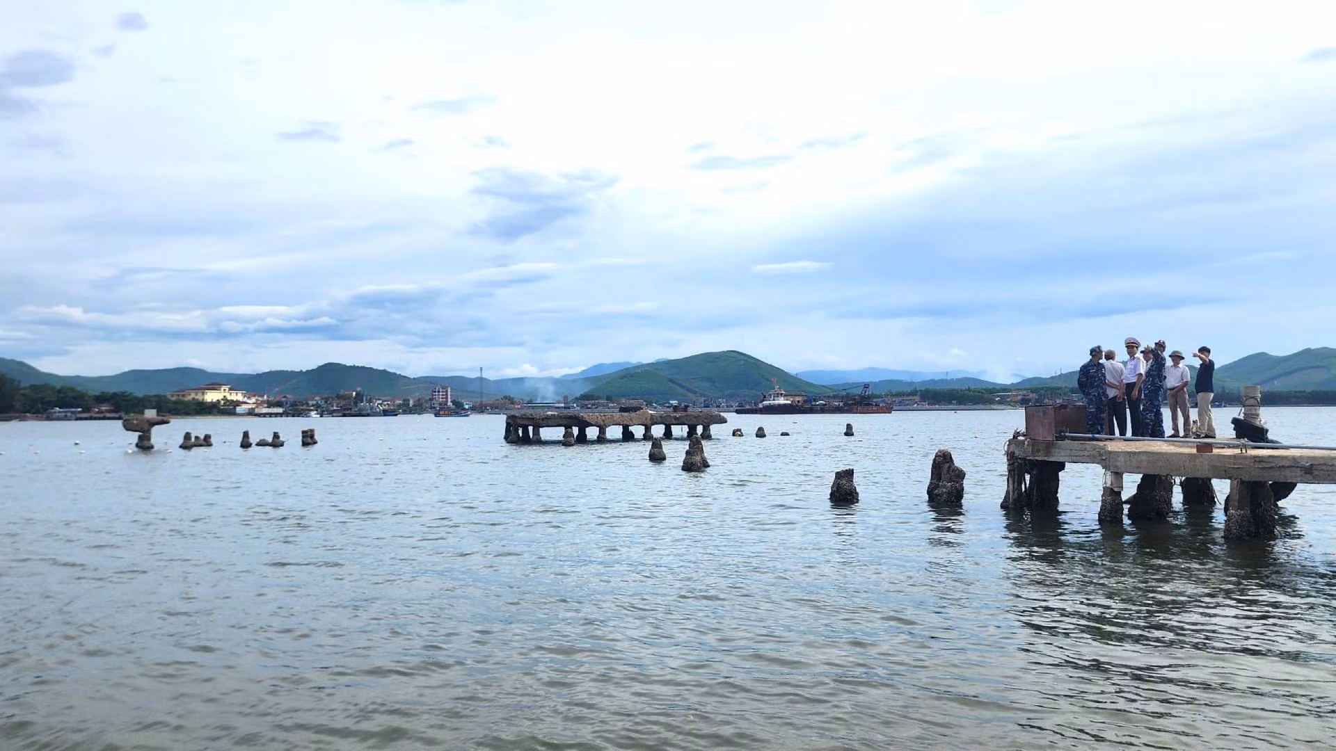 Dấu tích của quân cảng sông Gianh là những cột cầu cảng rêu phong giữa dòng Gianh