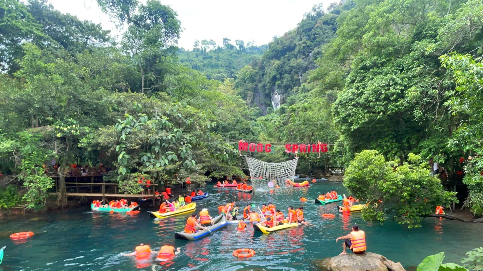 Cách sông Chày-hang Tối không xa, suối Nước Moọc là nơi hút rất đông khách trải nghiệm trong dịp lễ với rất nhiều trò chơi thể thao hấp dẫn dưới nước.