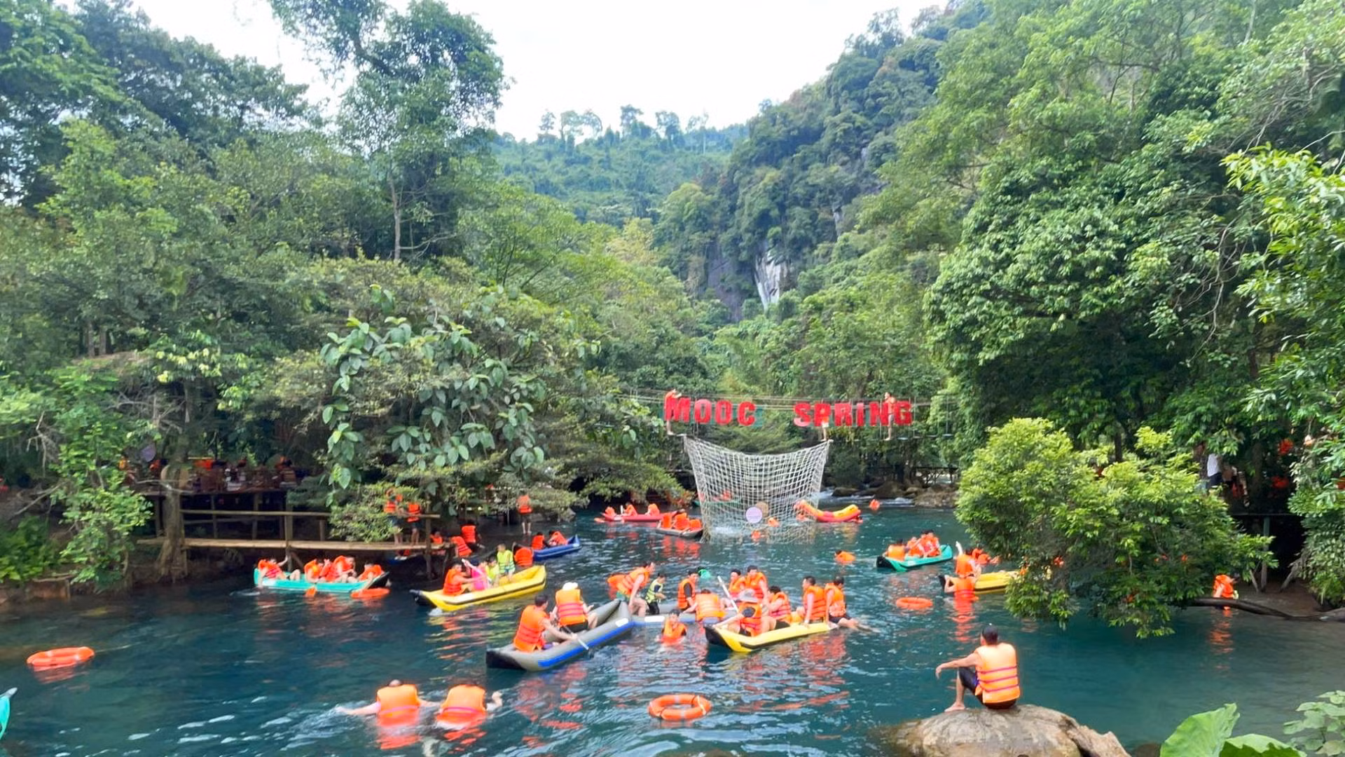 Cách sông Chày-hang Tối không xa, suối Nước Moọc là nơi hút rất đông khách trải nghiệm trong dịp lễ với rất nhiều trò chơi thể thao hấp dẫn dưới nước.