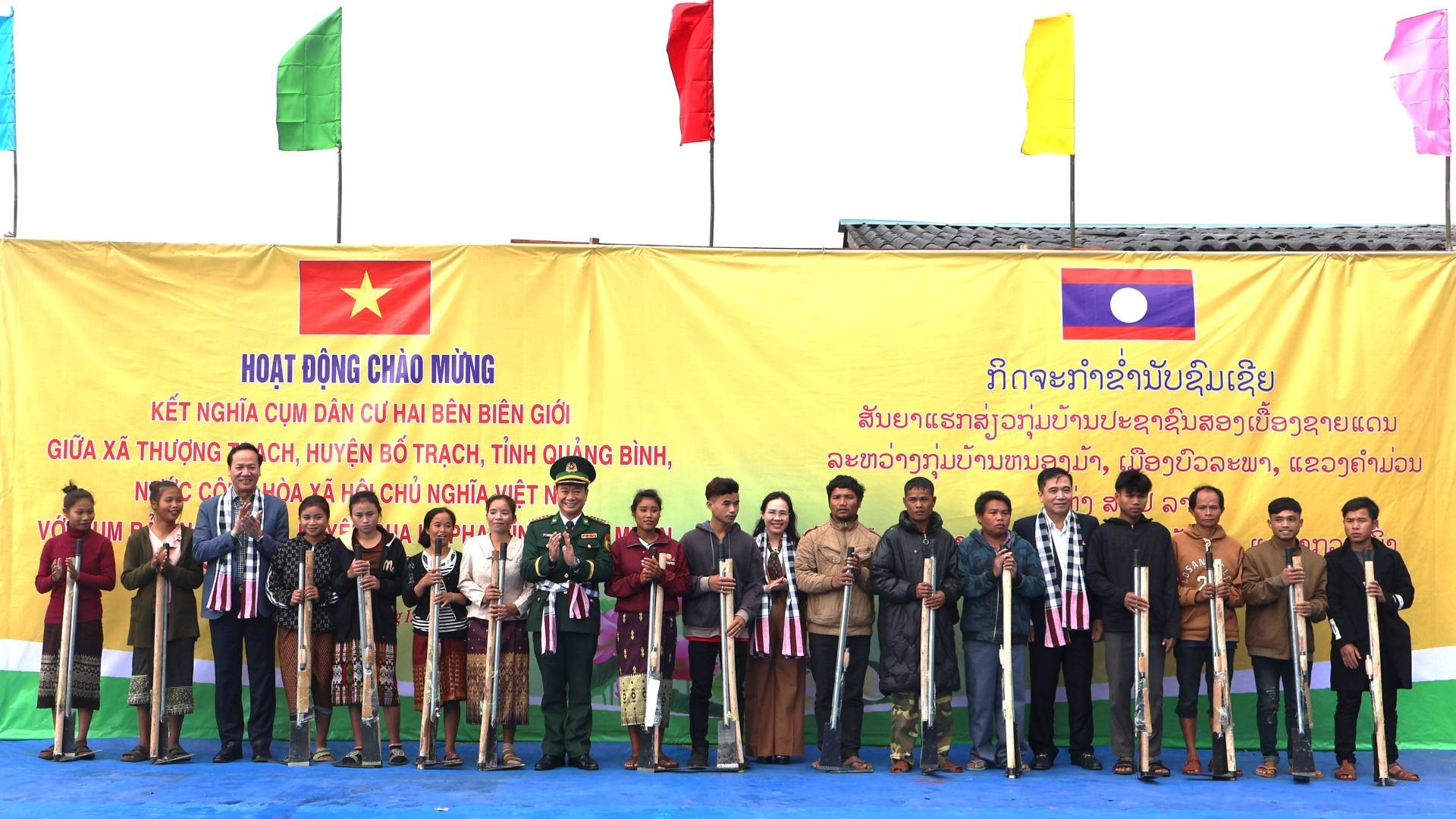 Dụng cụ sản xuất là thứ bà con người Lào rất cần nên trong mỗi chuyến công tác, đoàn cán bộ tỉnh Quảng Bình thường mang sang tặng để phục vụ trồng trọt, canh tác.