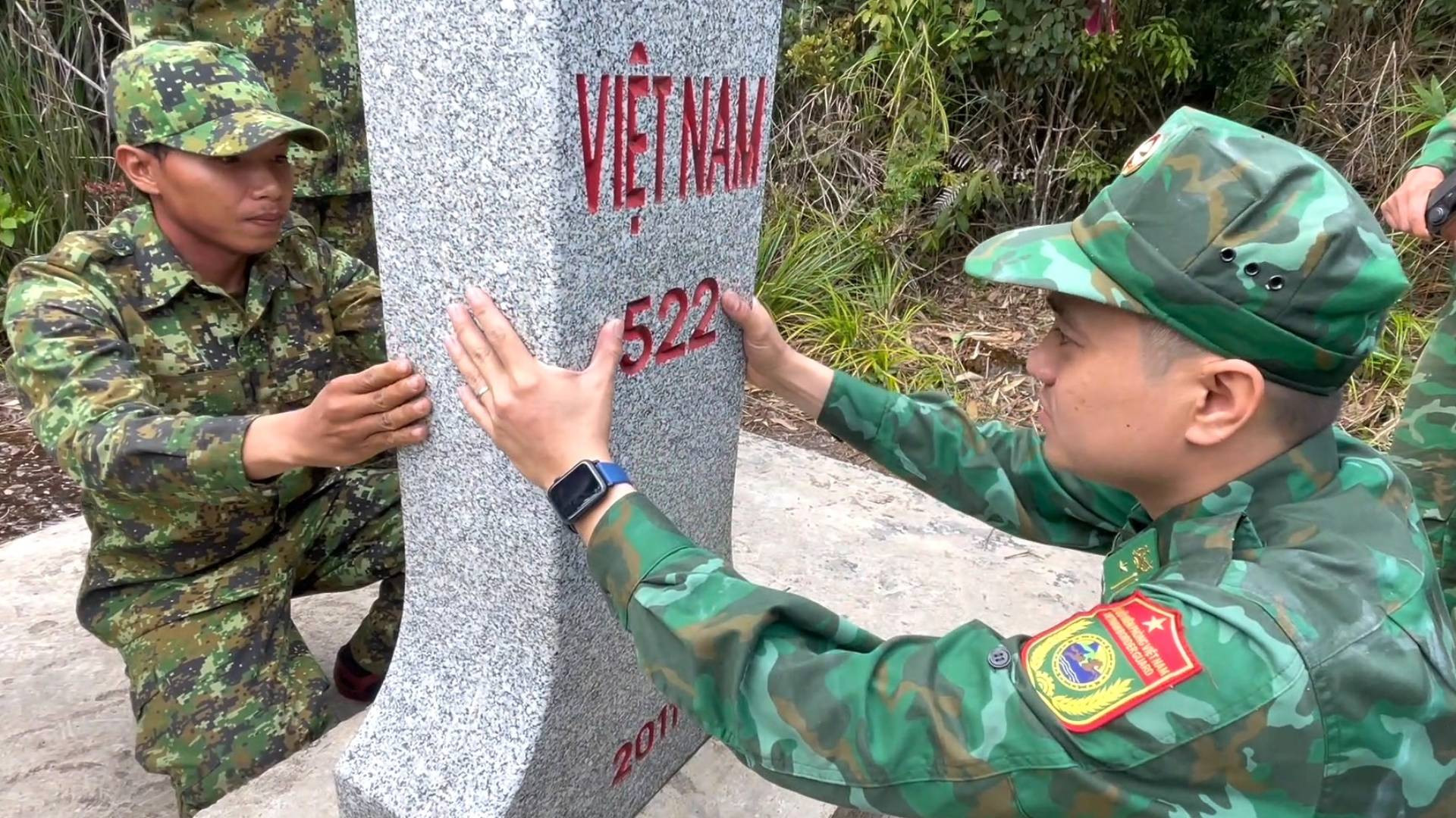 Họ dùng các vật dụng mang theo và cắt thân cây rừng làm dụng cụ để lau chùi sạch sẽ 4 phía của cột mốc giới. Dù đã 13 năm kể từ ngày được dựng bằng đá hoa cương, cột mốc quốc giới 522 vẫn sừng sững trên đỉnh Trường Sơn và ánh lên màu thời gian, gợi nhiều cảm xúc linh thiêng trong mỗi cán bộ, chiến sĩ Bộ đội Biên phòng Quảng Bình.