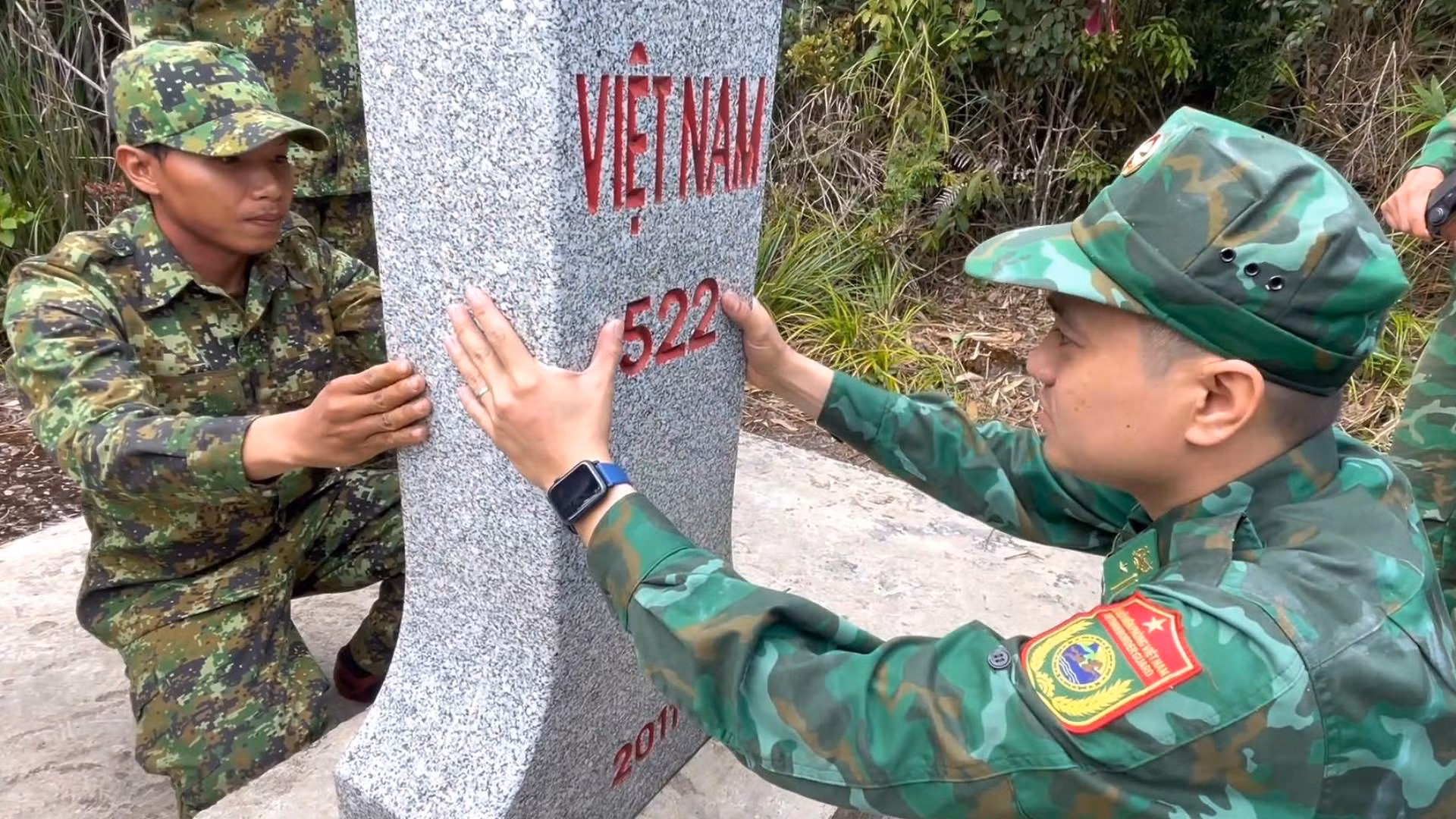 Họ dùng các vật dụng mang theo và cắt thân cây rừng làm dụng cụ để lau chùi sạch sẽ 4 phía của cột mốc giới. Dù đã 13 năm kể từ ngày được dựng bằng đá hoa cương, cột mốc quốc giới 522 vẫn sừng sững trên đỉnh Trường Sơn và ánh lên màu thời gian, gợi nhiều cảm xúc linh thiêng trong mỗi cán bộ, chiến sĩ Bộ đội Biên phòng Quảng Bình.