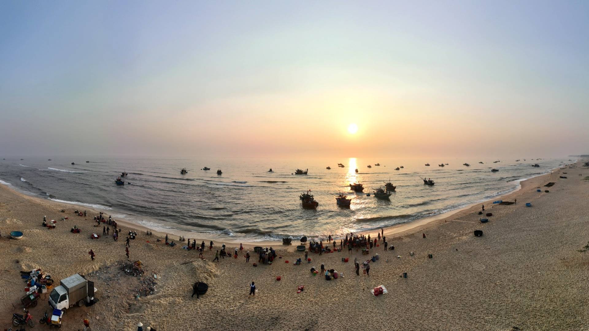 Khi bình minh vừa rạng, chợ cá xã Nhân Trạch đã nhộn nhịp tàu thuyền đưa hải sản vào bờ và nhiều người đã chờ mua.