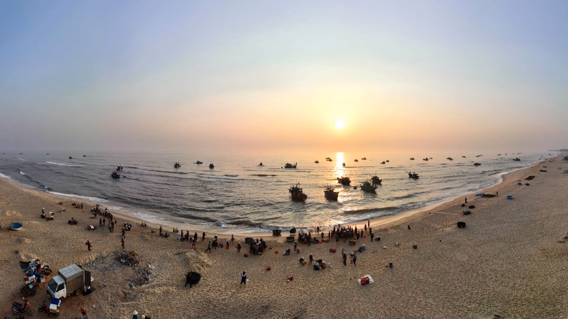 Khi bình minh vừa rạng, chợ cá xã Nhân Trạch đã nhộn nhịp tàu thuyền đưa hải sản vào bờ và nhiều người đã chờ mua.