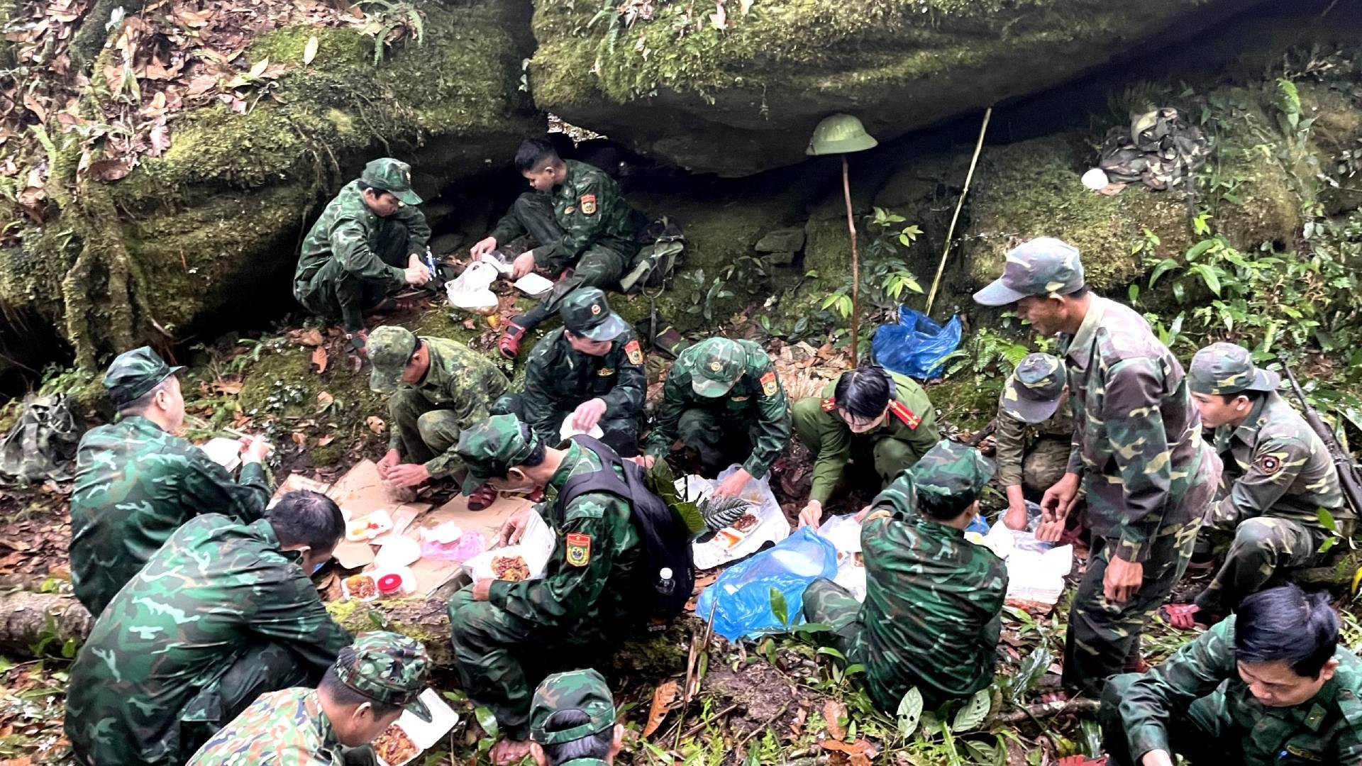 Bữa cơm chung của cán bộ, chiến sĩ 2 đơn vị giữa đại ngàn Trường Sơn mang đậm tình hữu nghị và gắn bó keo sơn đặc biệt Việt Nam-Lào.