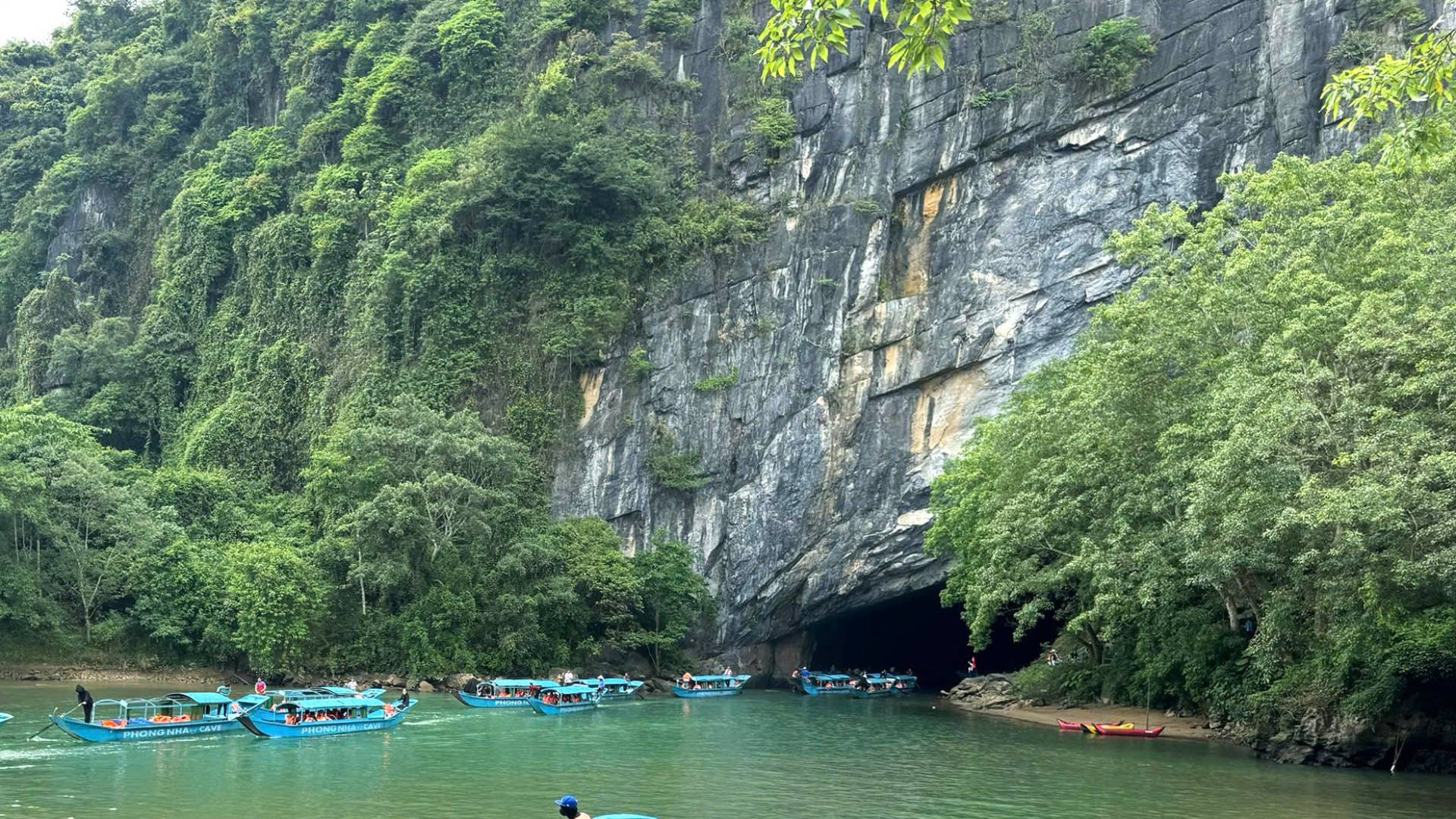 Thuyền chở khách tấp nập, nhưng hoạt động điều tiết khoa học, không làm phương tiện ùn ứ, ách tắc phía ngoài cửa động.