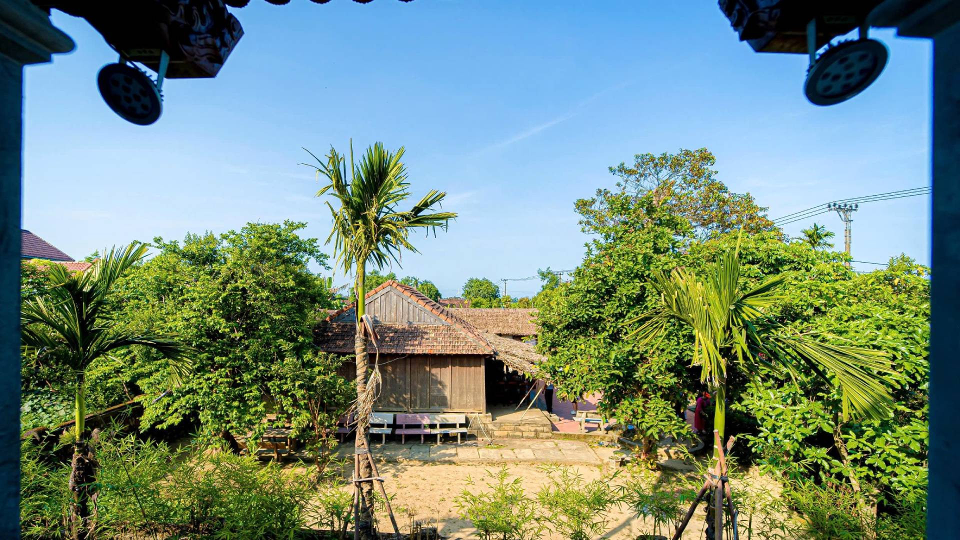 Bên trái trông ra Nhà lưu niệm của Đại tướng. Bên trái trông ra Nhà lưu niệm của Đại tướng.
