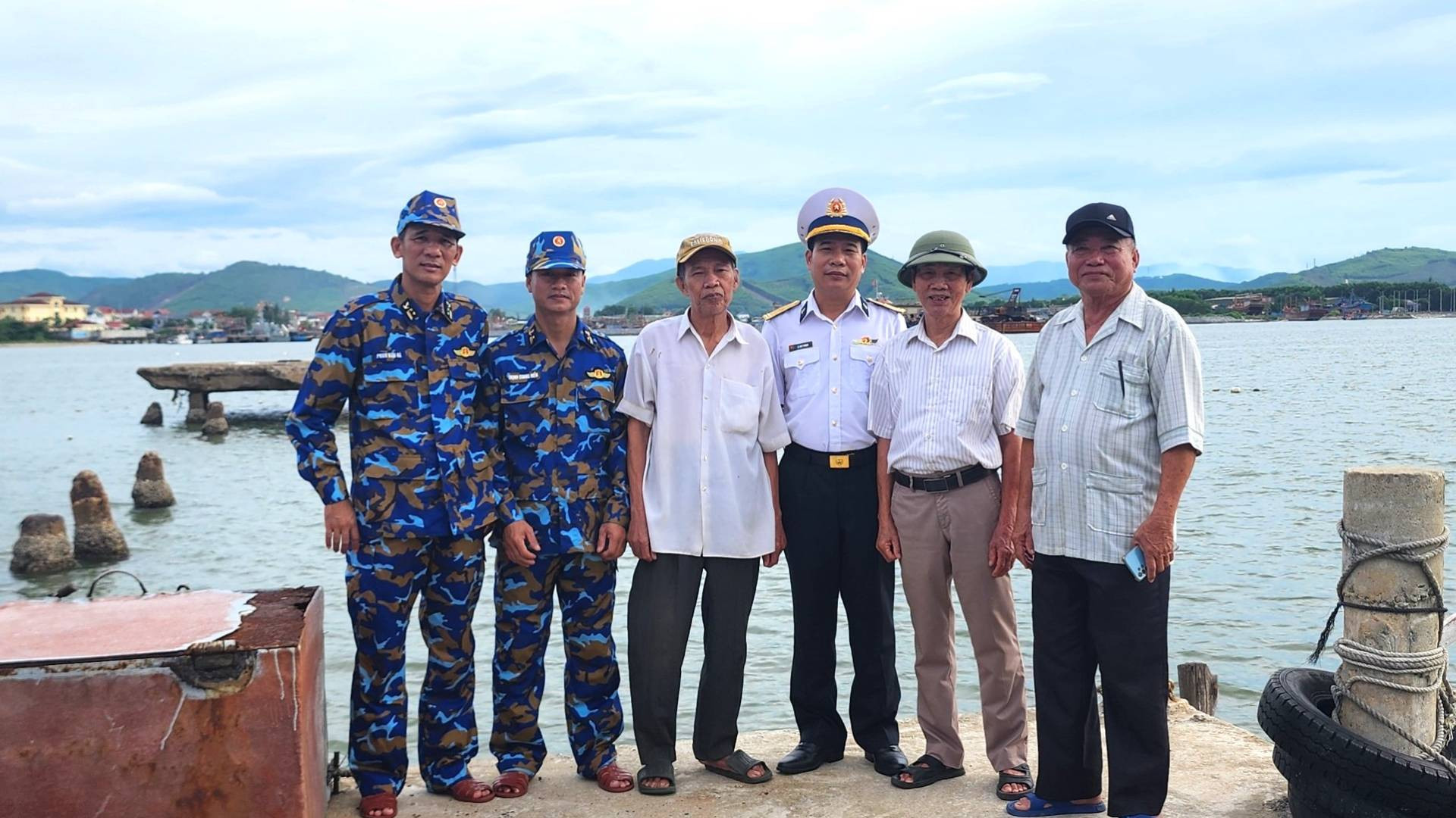 Các thế hệ người lính Hải quân chụp ảnh lưu niệm trên di tích quân cảng sông Gianh Các thế hệ người lính Hải quân chụp ảnh lưu niệm trên di tích quân cảng sông Gianh