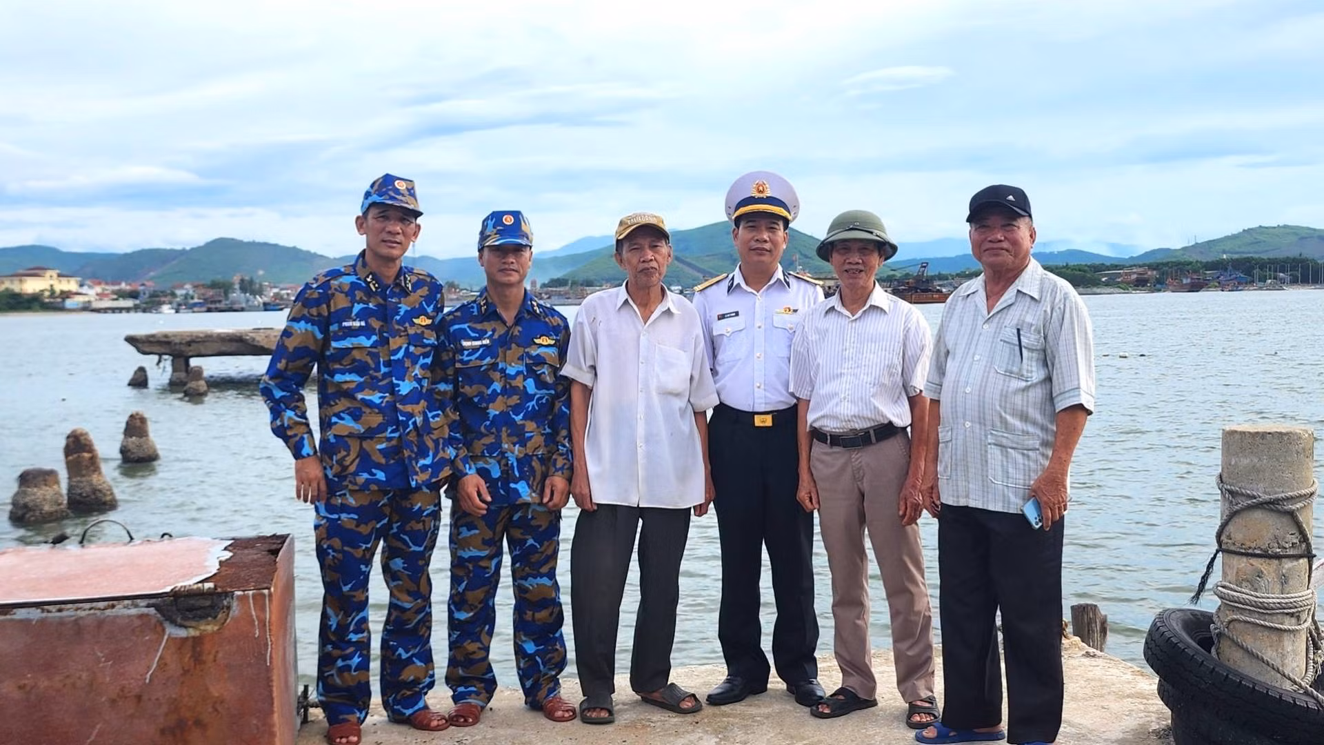 Các thế hệ người lính Hải quân chụp ảnh lưu niệm trên di tích quân cảng sông Gianh