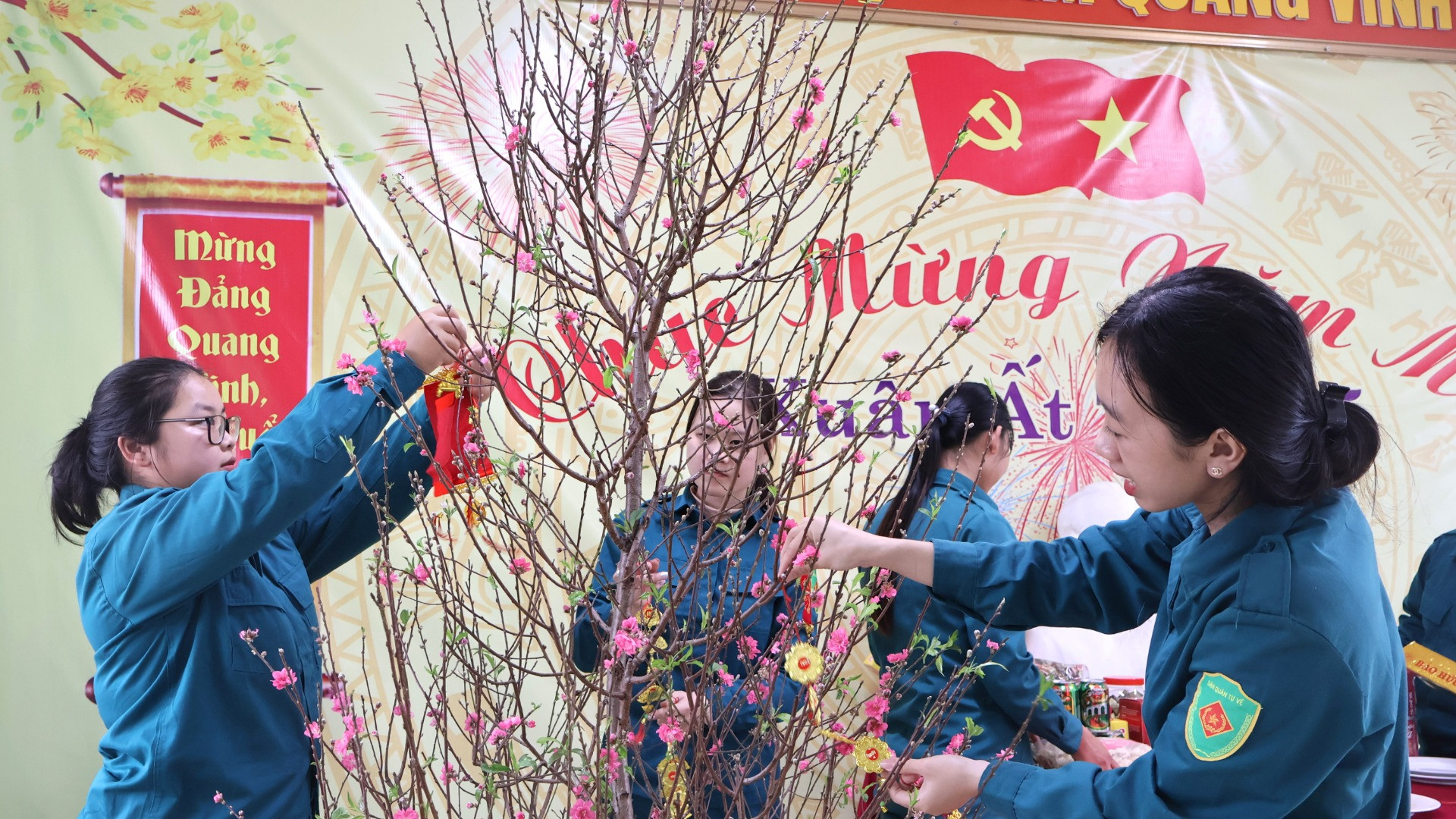 Để không khí Tết đủ đầy và đầm ấm, không thể thiếu một cây đào. Vì thế, các nữ chiến sĩ cùng nhau trang trí cho cây đào đẹp hơn, lấp lánh hơn