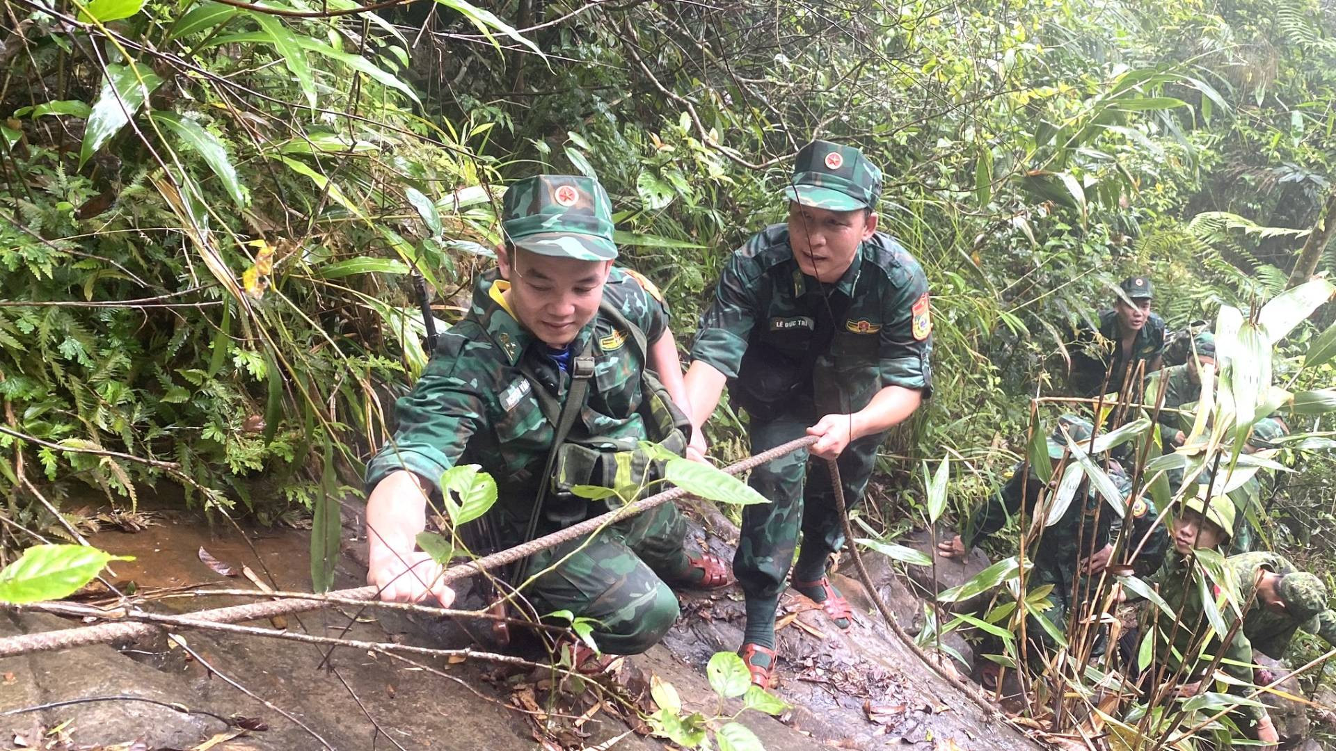Đường hành quân vất vả là vậy nhưng các cán bộ, chiến sĩ đều lạc quan, người trước giúp người sau khắc phục khó khăn vượt qua dốc đá tai mèo cheo leo để lên mốc quốc giới.