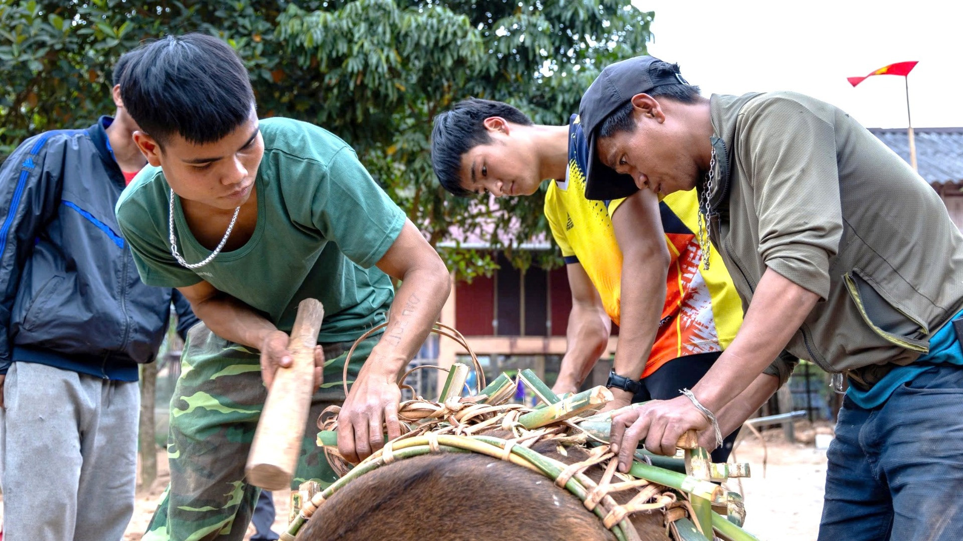 Trước mùa lễ hội, các thanh niên Ma Coong làm trống bằng da trâu bằng kỹ thuật riêng có của tộc người.