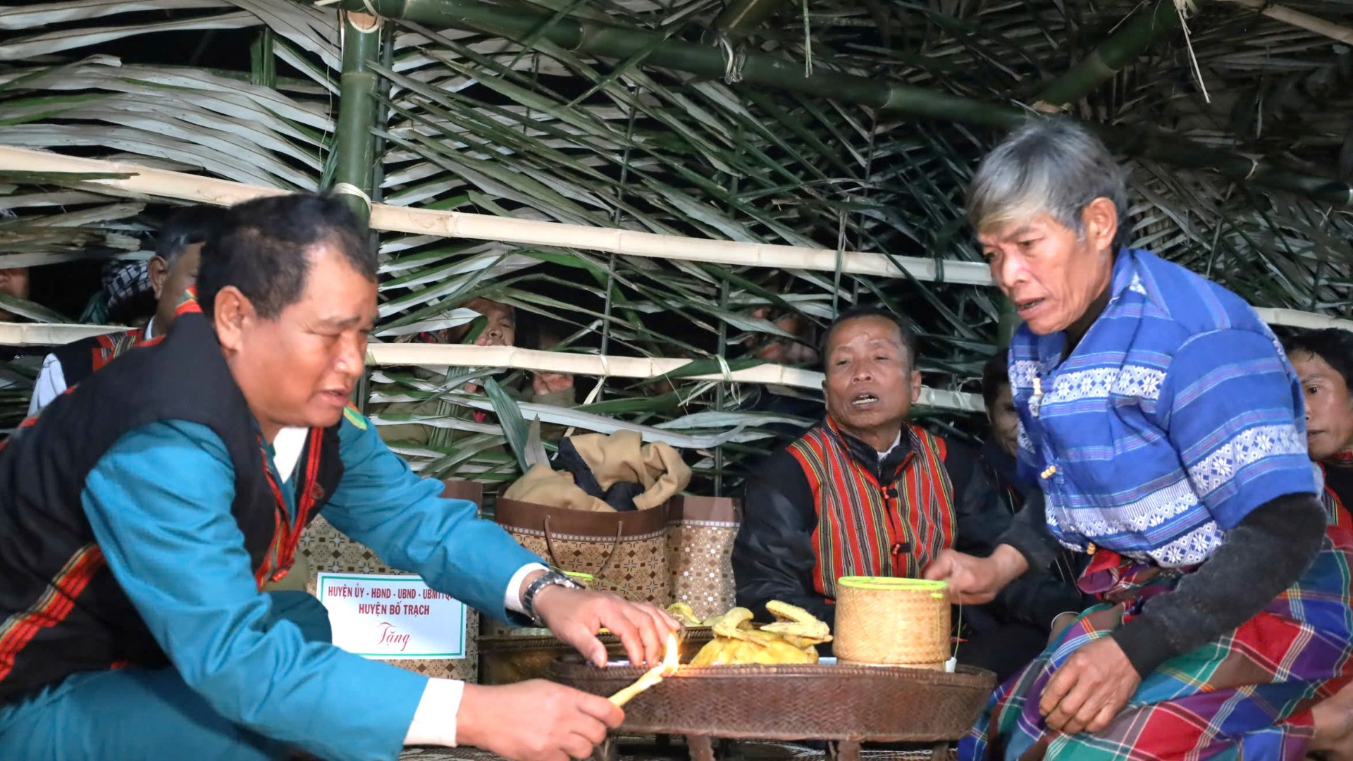 Già làng Đinh Xon bắt đầu bày mâm lễ ra cúng Giàng trước khi bước vào lễ hội. Mâm cỗ cúng Giàng gồm rượu hiêng, thịt gà nấu với chồi cây mây non, cá, xôi, ngọn cây mây, khúc thân cây đoác, một ít lúa gạo.