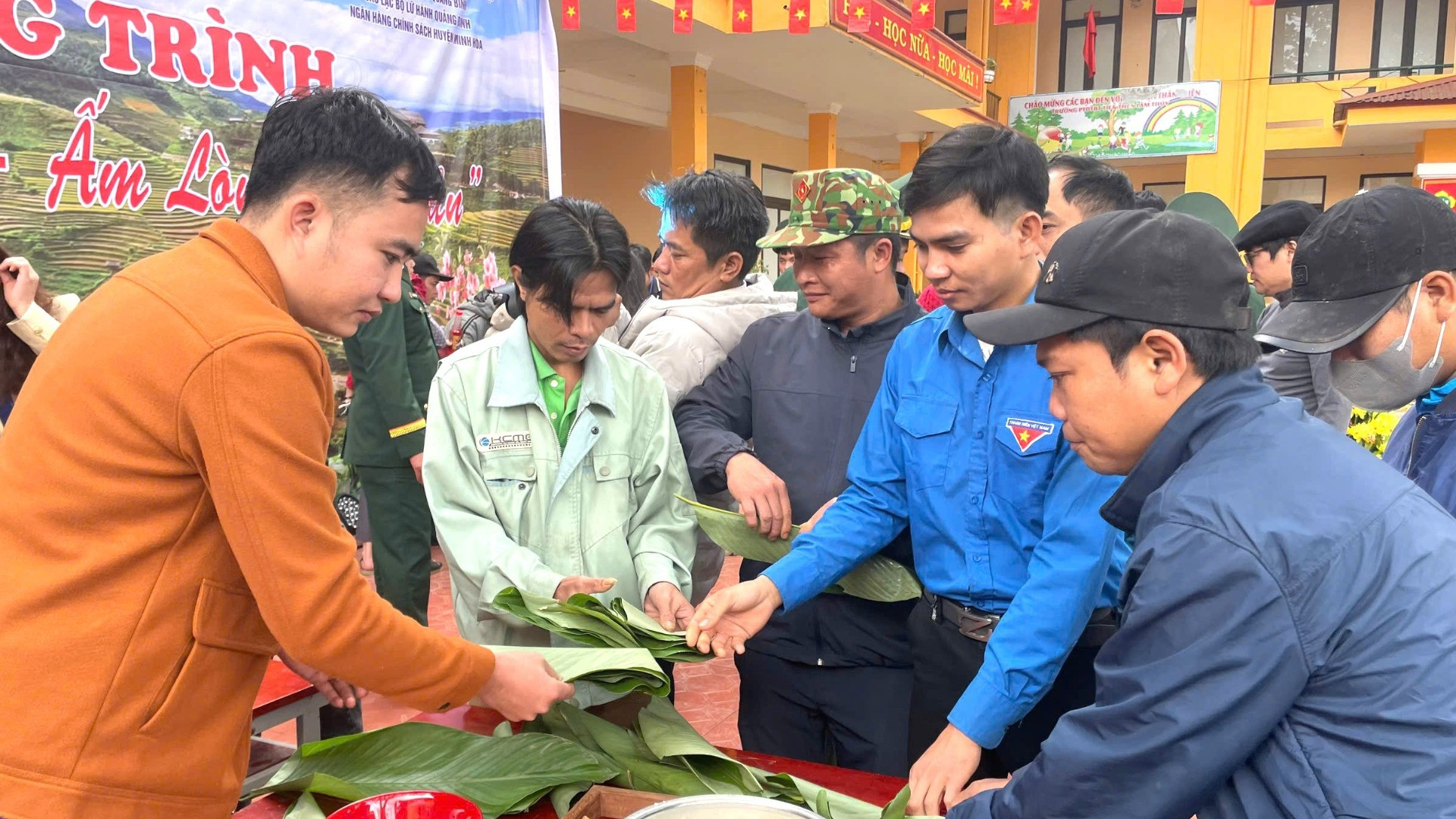 Các đại biểu và thanh niên đồng bào dân tộc thiểu số cùng nhau gói bánh chưng tạo nên không khí Tết ấm cúng ở vùng biên cương.