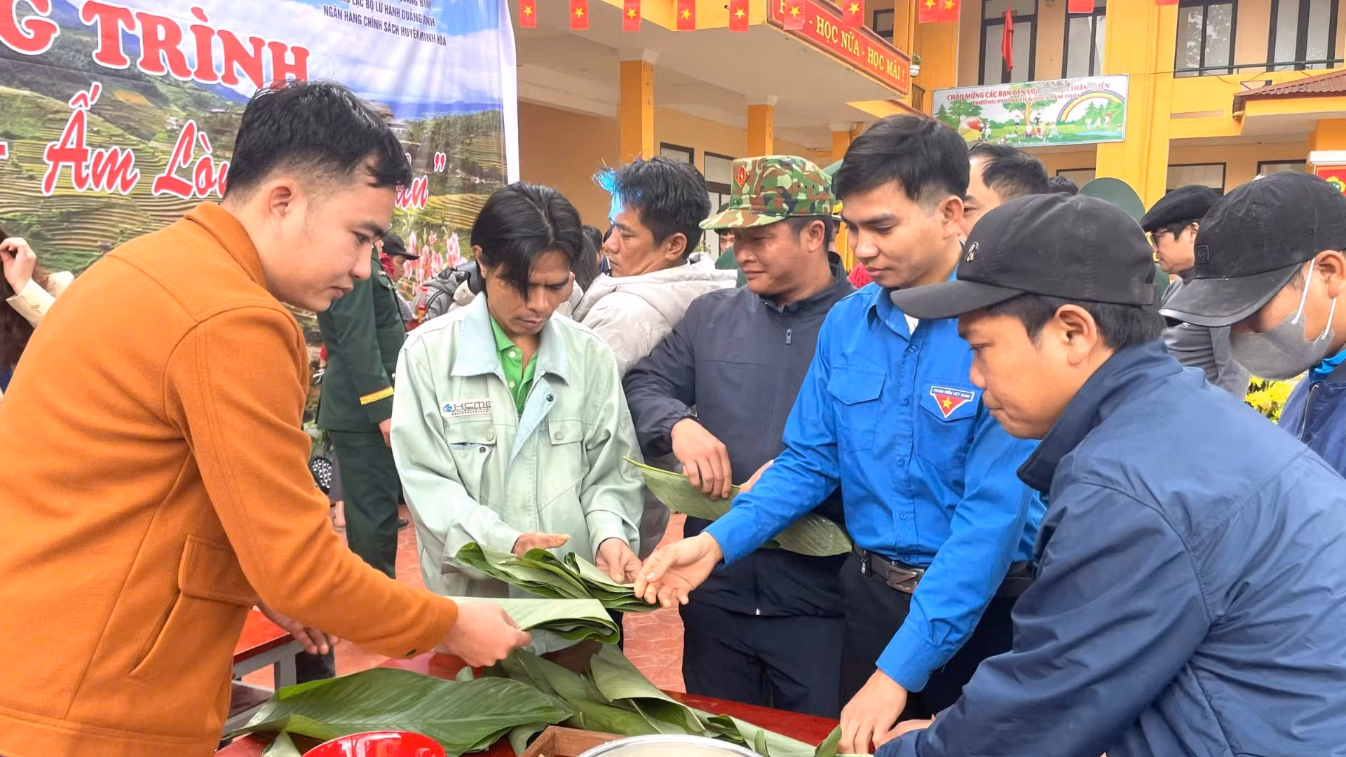 Các đại biểu và thanh niên đồng bào dân tộc thiểu số cùng nhau gói bánh chưng tạo nên không khí Tết ấm cúng ở vùng biên cương.