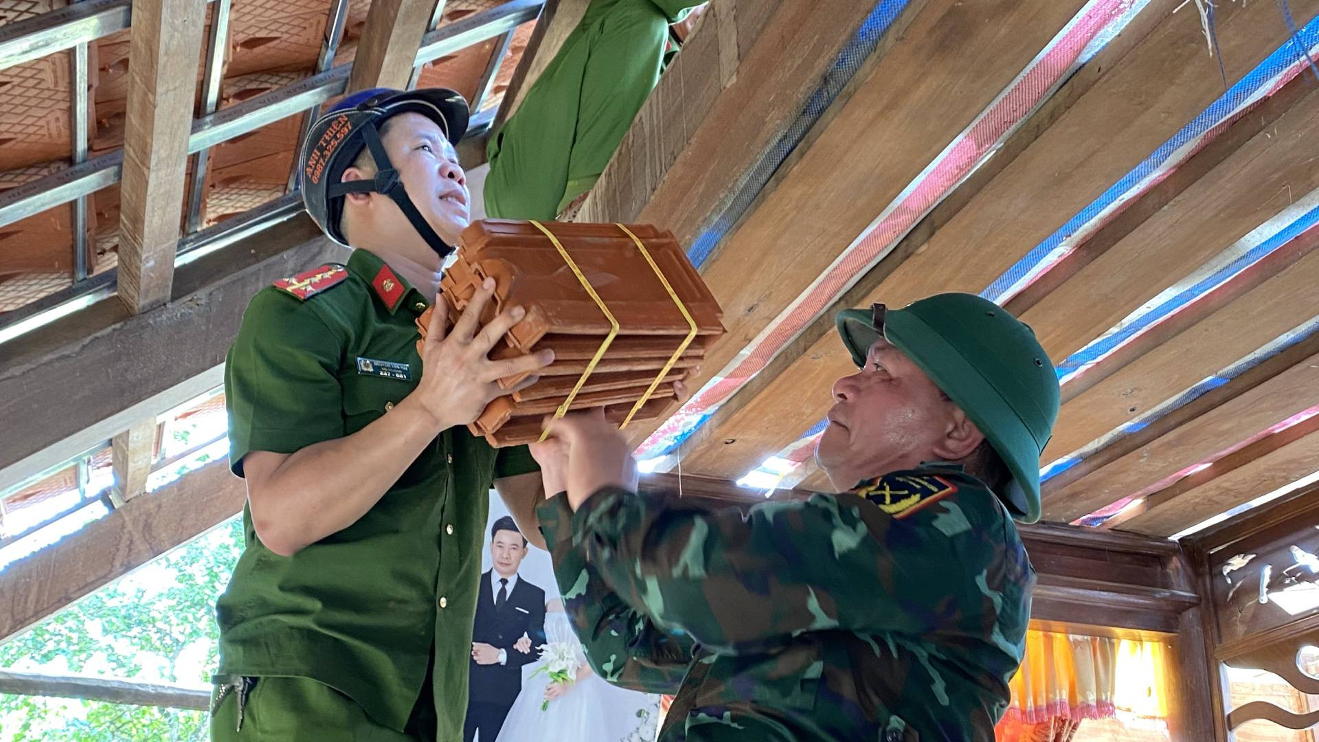 Cùng với Bộ đội Biên phòng là lực lượng Công an xã chung tay để giúp đỡ các hộ nghèo, hộ cận nghèo khó khăn về nhân lực làm lại nhà cửa.