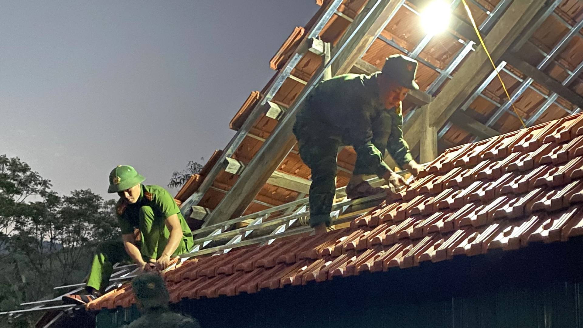 Ngay cả khi công việc giúp dân chưa hoàn thành, các chiến sĩ tranh thủ làm đêm để dứt điểm theo từng nhà để người dân sớm có nhà mới.