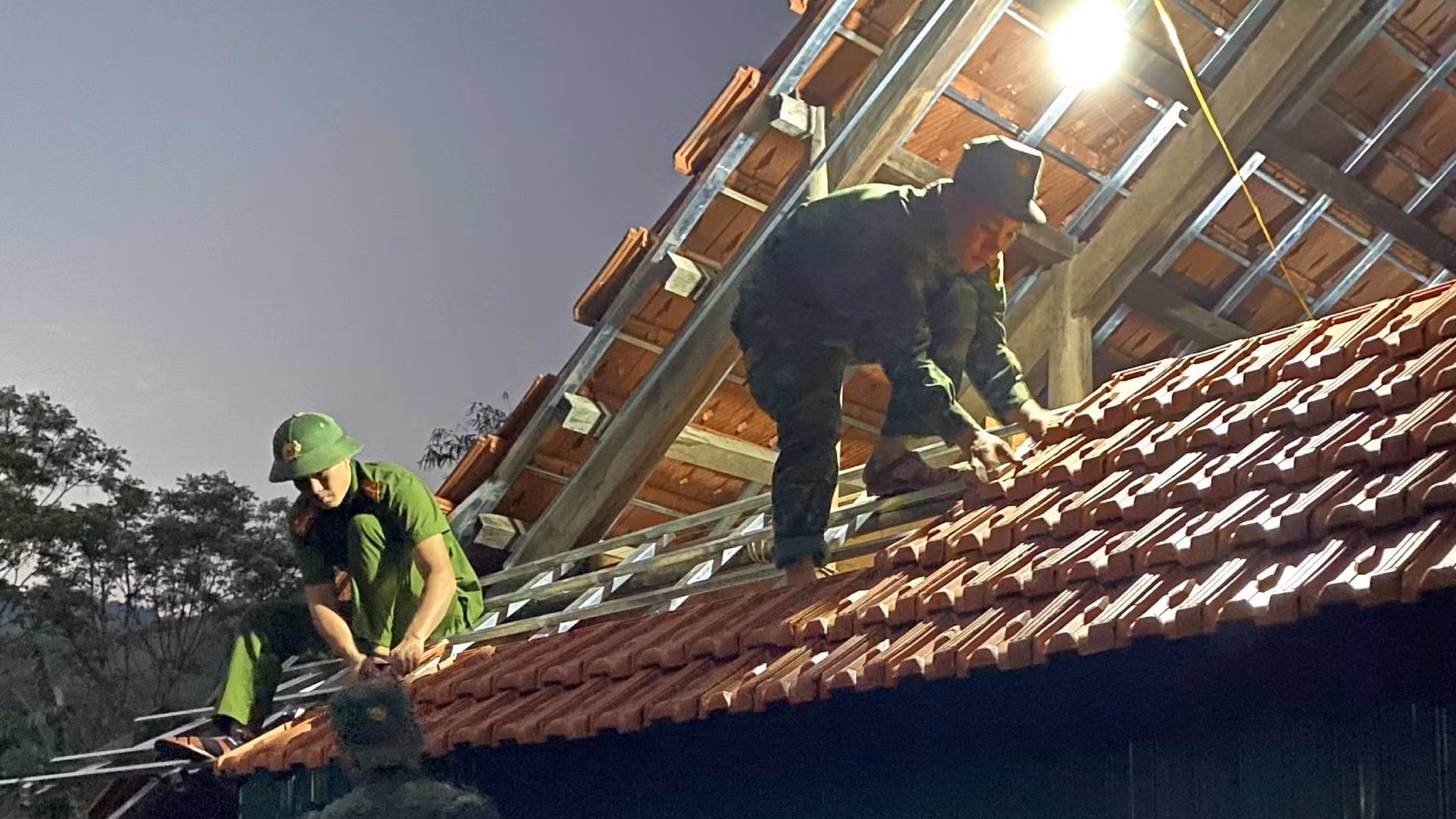 Ngay cả khi công việc giúp dân chưa hoàn thành, các chiến sĩ tranh thủ làm đêm để dứt điểm theo từng nhà để người dân sớm có nhà mới. Ngay cả khi công việc giúp dân chưa hoàn thành, các chiến sĩ tranh thủ làm đêm để dứt điểm theo từng nhà để người dân sớm có nhà mới.