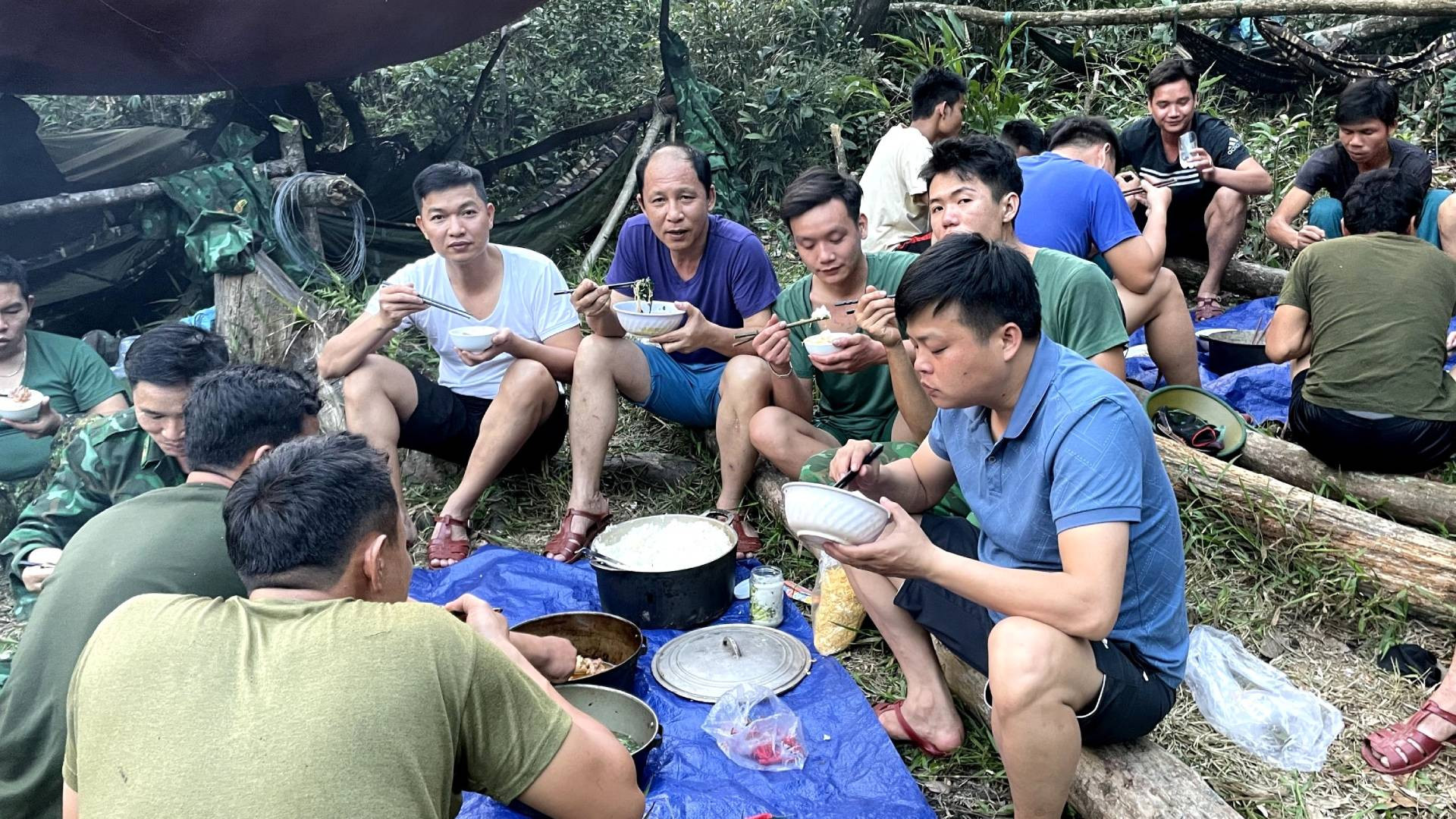 Bộ đội Biên phòng Quảng Bình dựng lán, nhóm bếp dã chiến nấu bữa cơm ngay trên đỉnh Giăng Màn và mời cán bộ, chiến sĩ đơn vị nước bạn cùng ăn. Bữa cơm tuy đơn sơ nhưng thấm đượm tình cảm và tình hữu nghị đặc biệt giữa lực lượng bảo vệ biên giới 2 tỉnh của Việt Nam và Lào.