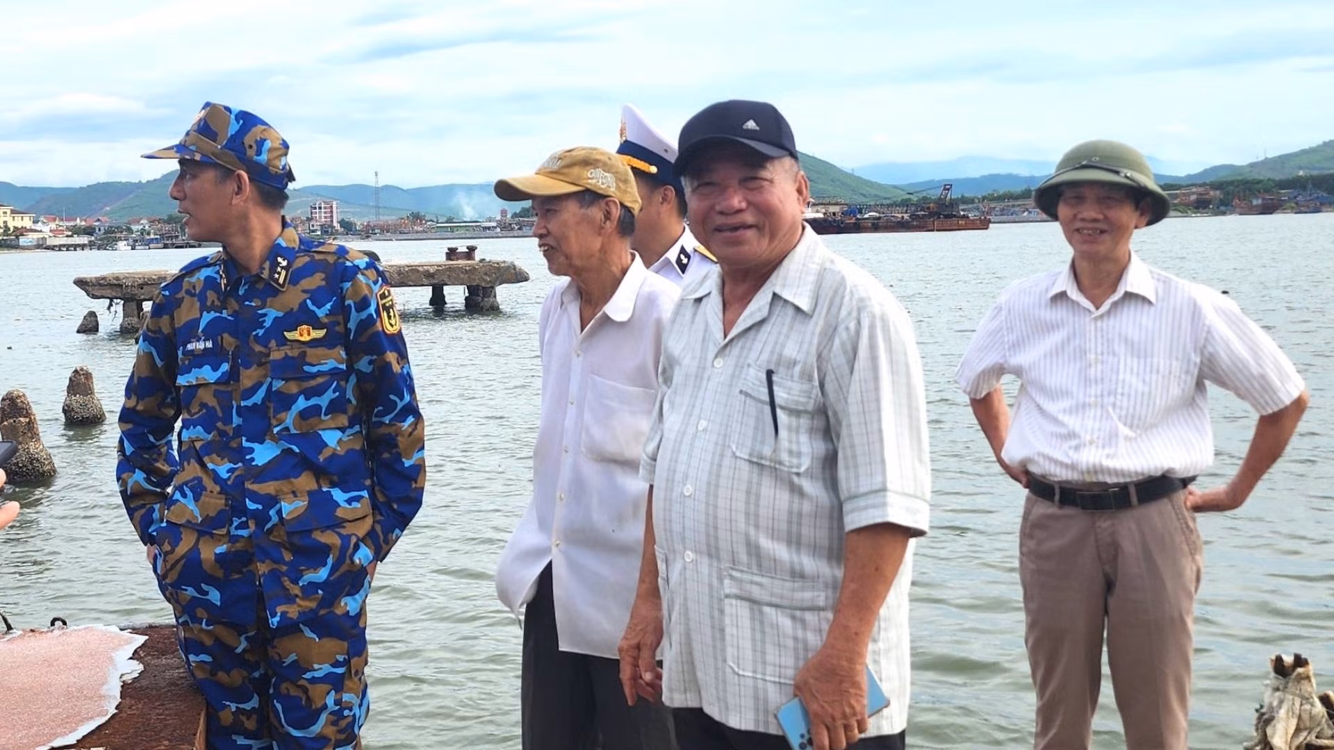 Ông Lê Văn Trí (áo sọc) hồi tưởng lại trận chiến thắng trên quân cảng sông Gianh 60 năm trước.