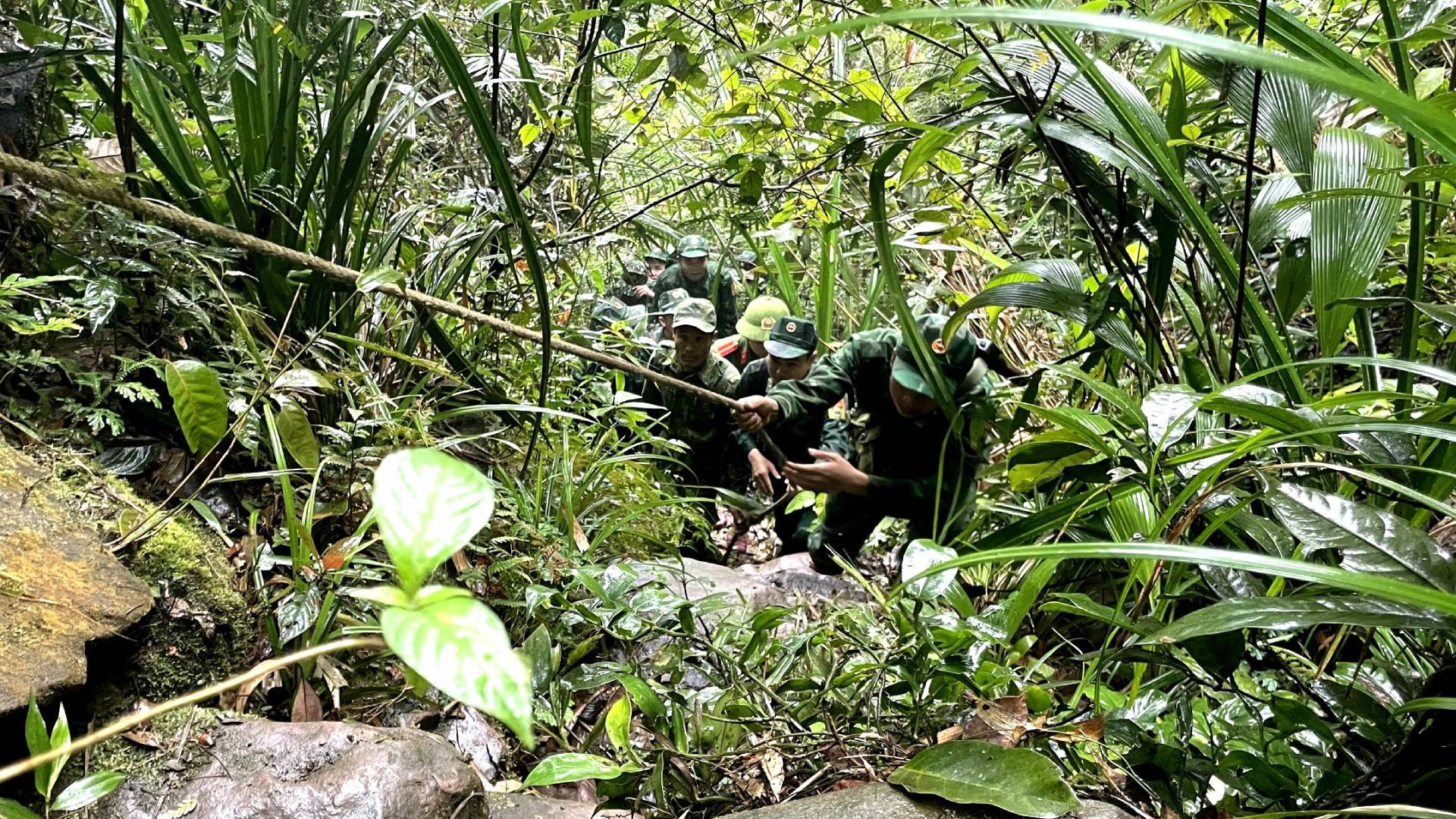 Có những đoạn, Bộ đội Biên phòng Quảng Bình phải dùng dây thừng quấn vào gốc cây, tảng đá lớn để đu mình vượt lên.