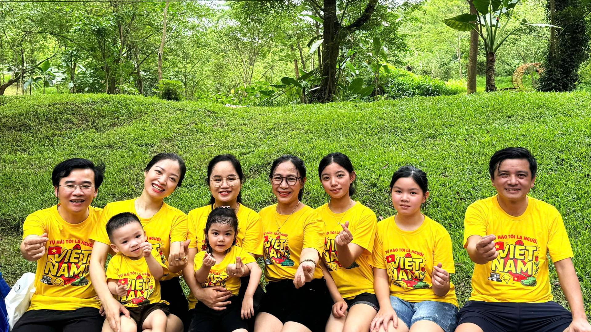 Một gia đình chụp ảnh lưu niệm với khu 'vườn" xanh Ozo giữa lòng Di sản thiên nhiên thế giới Vườn quốc gia Phong Nha-Kẻ Bàng.