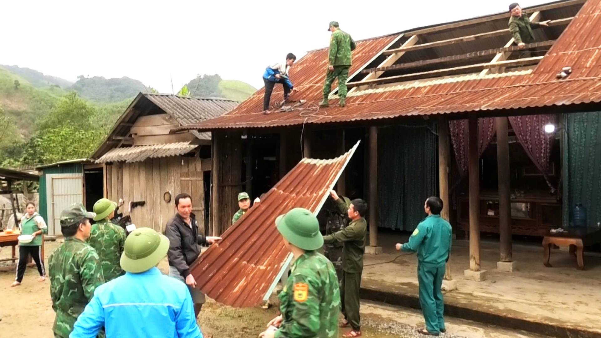 [Ảnh] Bộ đội Biên phòng Quảng Bình hỗ trợ người dân biên giới xóa nhà tạm, nhà dột nát ảnh 2