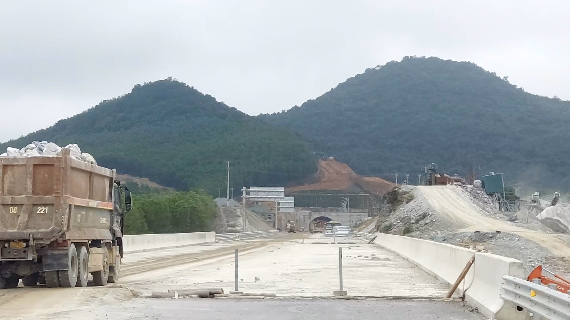 Trong dự án thành phần đoạn Vũng Áng-Bùng, nhà thầu đang nỗ lực hoàn thành hầm nằm ở khu vực giáp ranh giữa 2 tỉnh Quảng Bình và Hà Tĩnh để kịp thông toàn tuyến vào 30/6 tới.