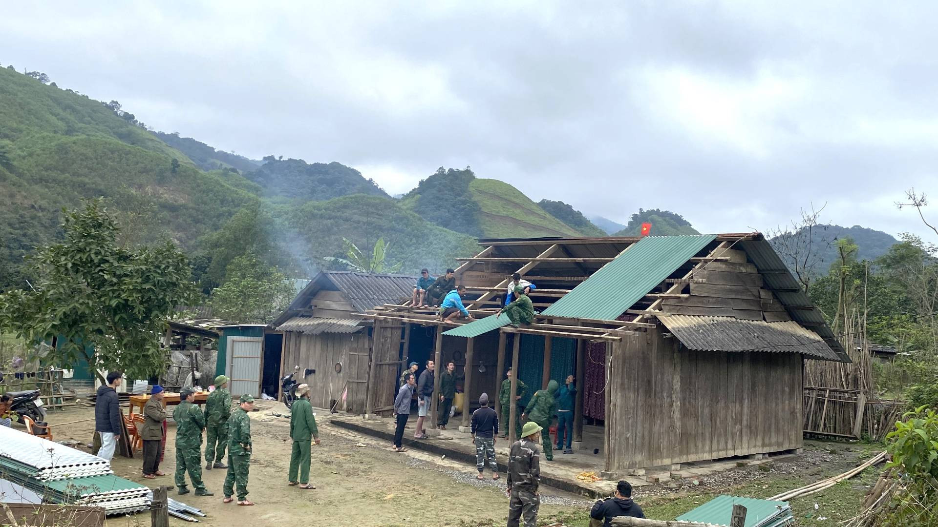 Mái tôn mục nát của ngôi nhà được thay thế mái tôn mới, vách nhà được gia cố để bảo đảm sử dụng lâu dài, an toàn và ấm áp.