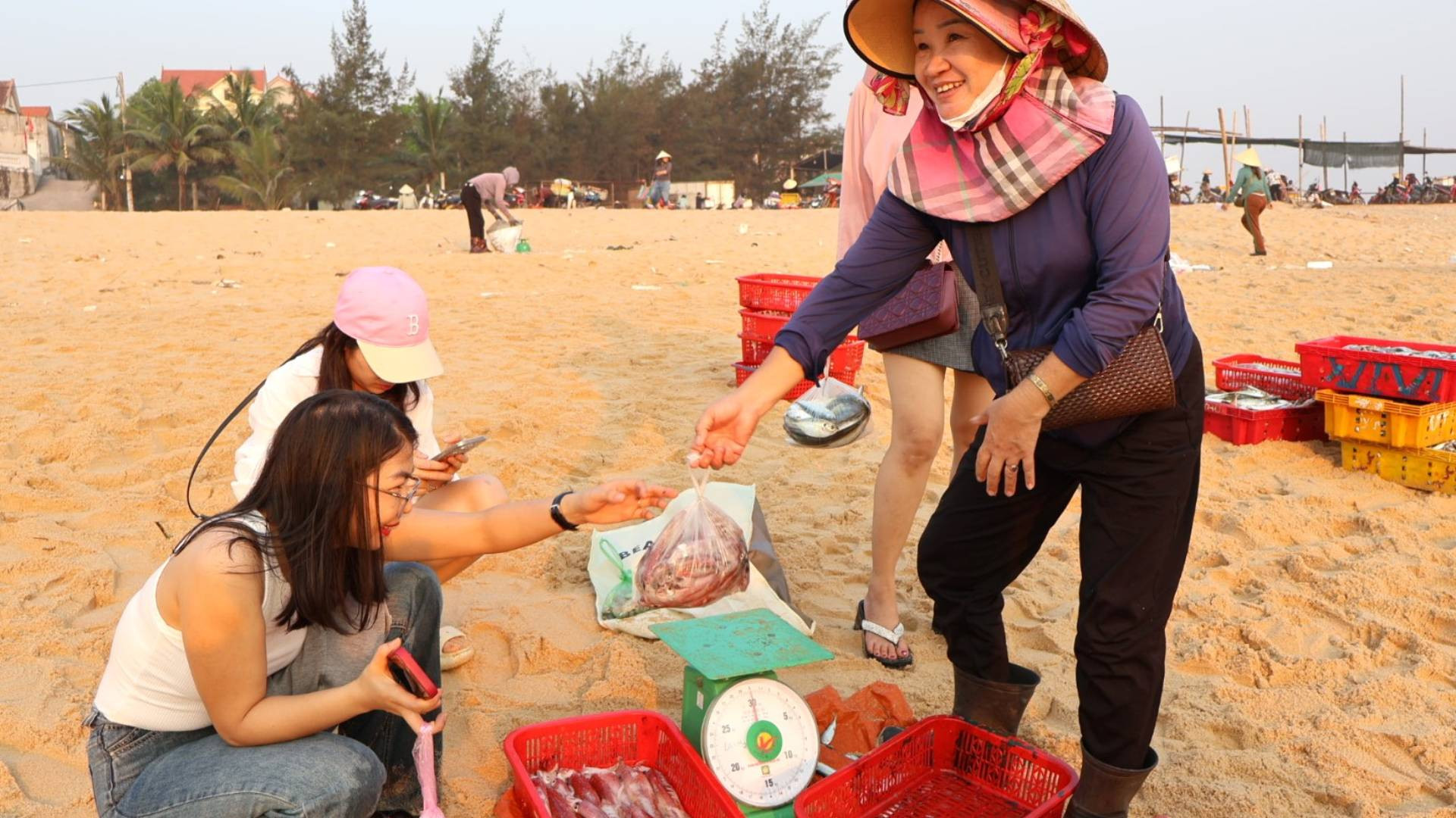 Khoảng 6 giờ sáng, chợ cá Nhân Trạch vãn, khách ra về với túi mực tươi để chuẩn bị cho món ăn sáng độc đáo khi đến Quảng Bình: mì tôm/mực.