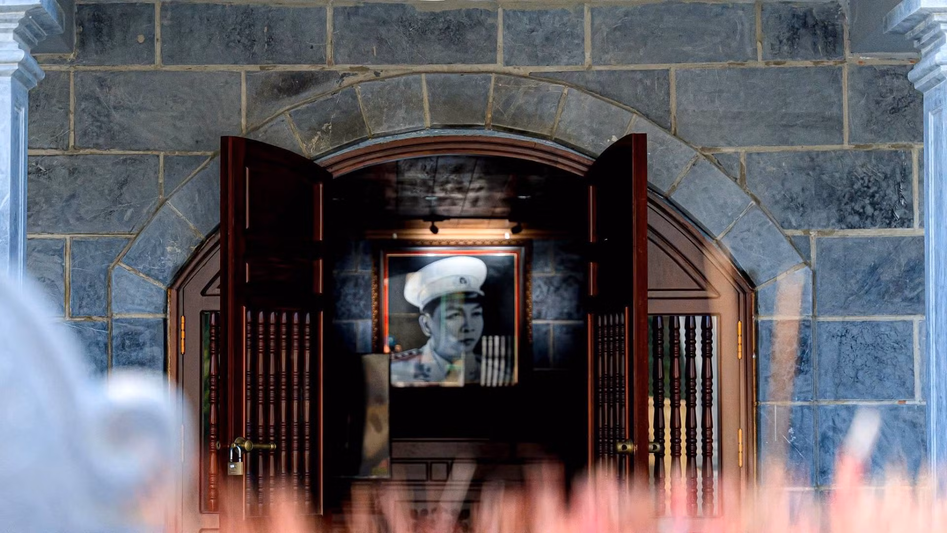 Bước vào cửa Nhà tưởng niệm, du khách bắt gặp tấm ảnh chân dung của Đại tướng Võ Nguyên Giáp.