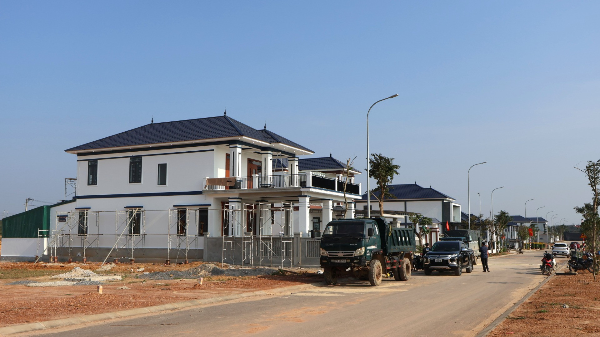 Áp Tết, vẫn có những gia đình tranh thủ các công việc cuối như sơn các ô cửa, trang trí nhà và mua sắm vật dụng để đón Tết đầu tiên trong ngôi nhà mới, đây cũng là niềm mơ ước của nhiều người dân ở thị trấn Nông trường Việt Trung. Áp Tết, vẫn có những gia đình tranh thủ các công việc cuối như sơn các ô cửa, trang trí nhà và mua sắm vật dụng để đón Tết đầu tiên trong ngôi nhà mới, đây cũng là niềm mơ ước của nhiều người dân ở thị trấn Nông trường Việt Trung.