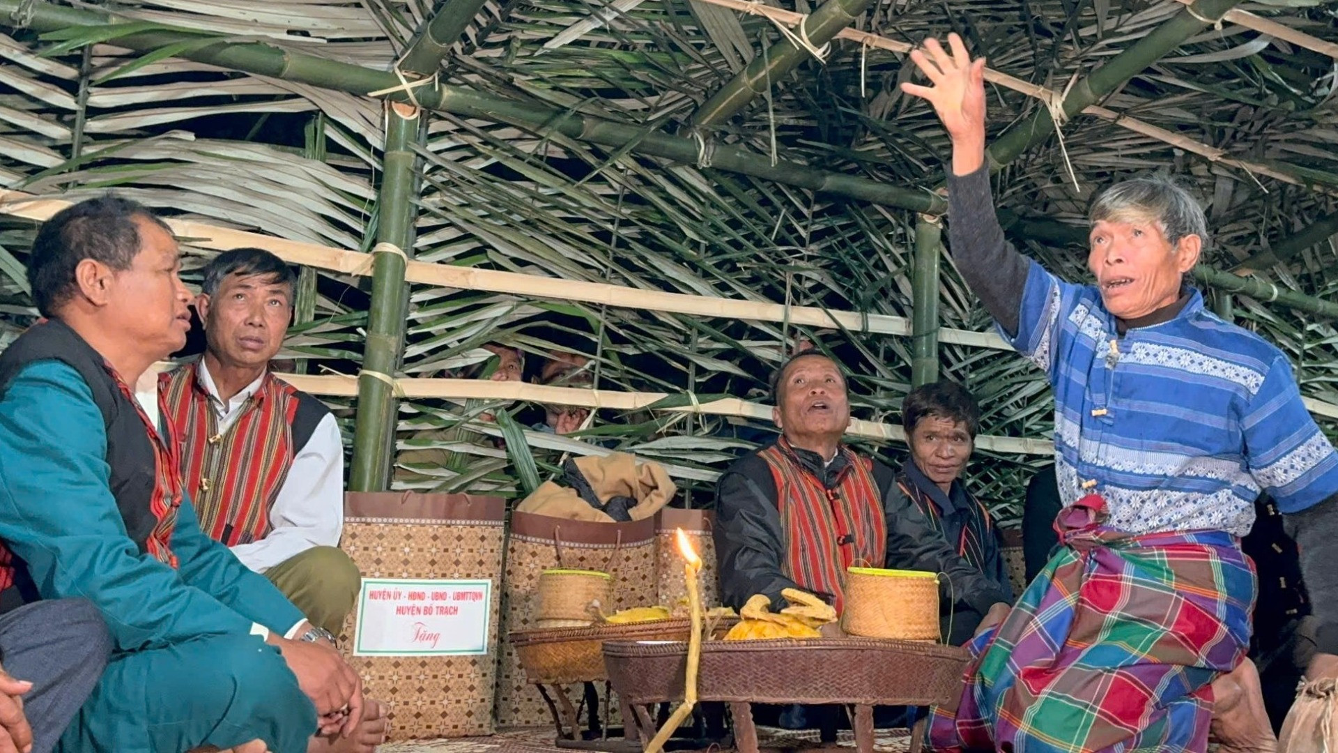 Đã nhiều năm nay, già làng Đinh Xon được dân bản cử làm chủ lễ cúng Giàng.