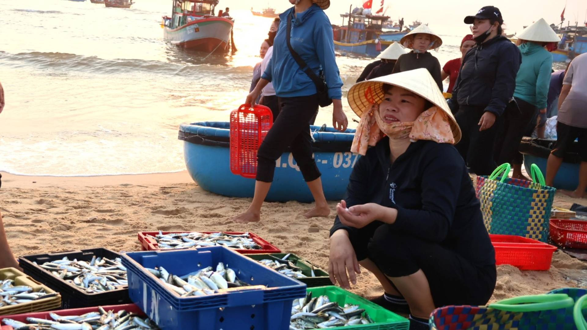 Mùi nồng của nước biển, mùi tanh của cá, mực hòa quyện trong tiếng sóng và tiếng gọi nhau của ngư dân, đưa lại cảm giác thật khó quên.