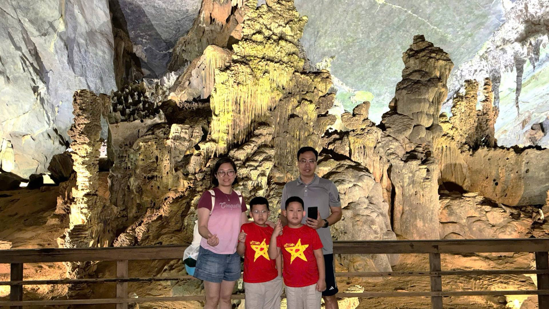 Một gia đình tham quan động Phong Nha.