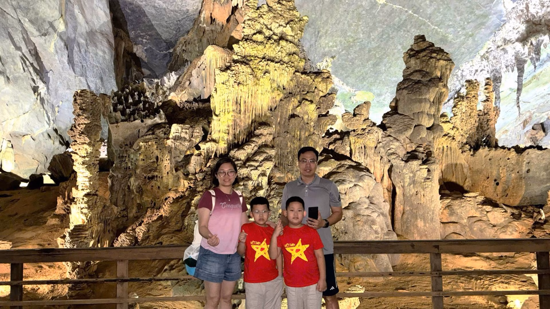 Một gia đình tham quan động Phong Nha.
