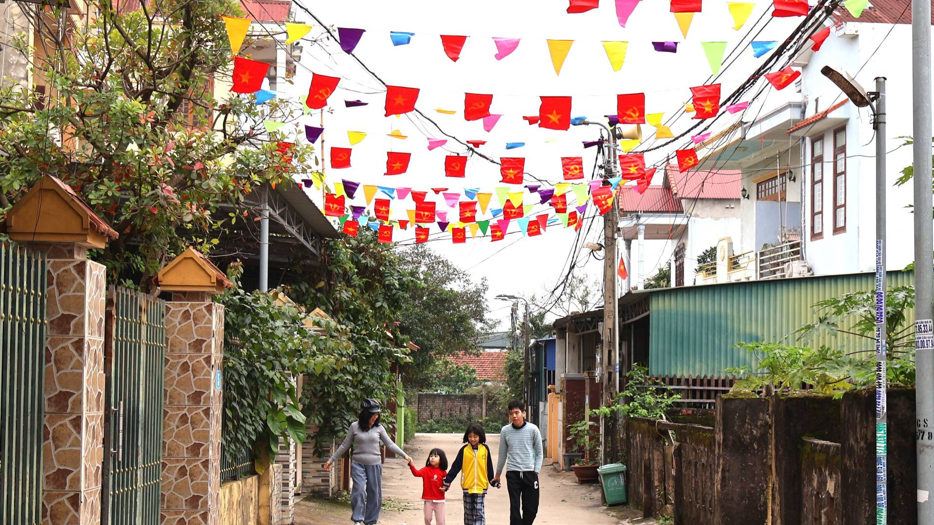 Người dân vui vẻ đi dạo dưới đường cờ mùa xuân.