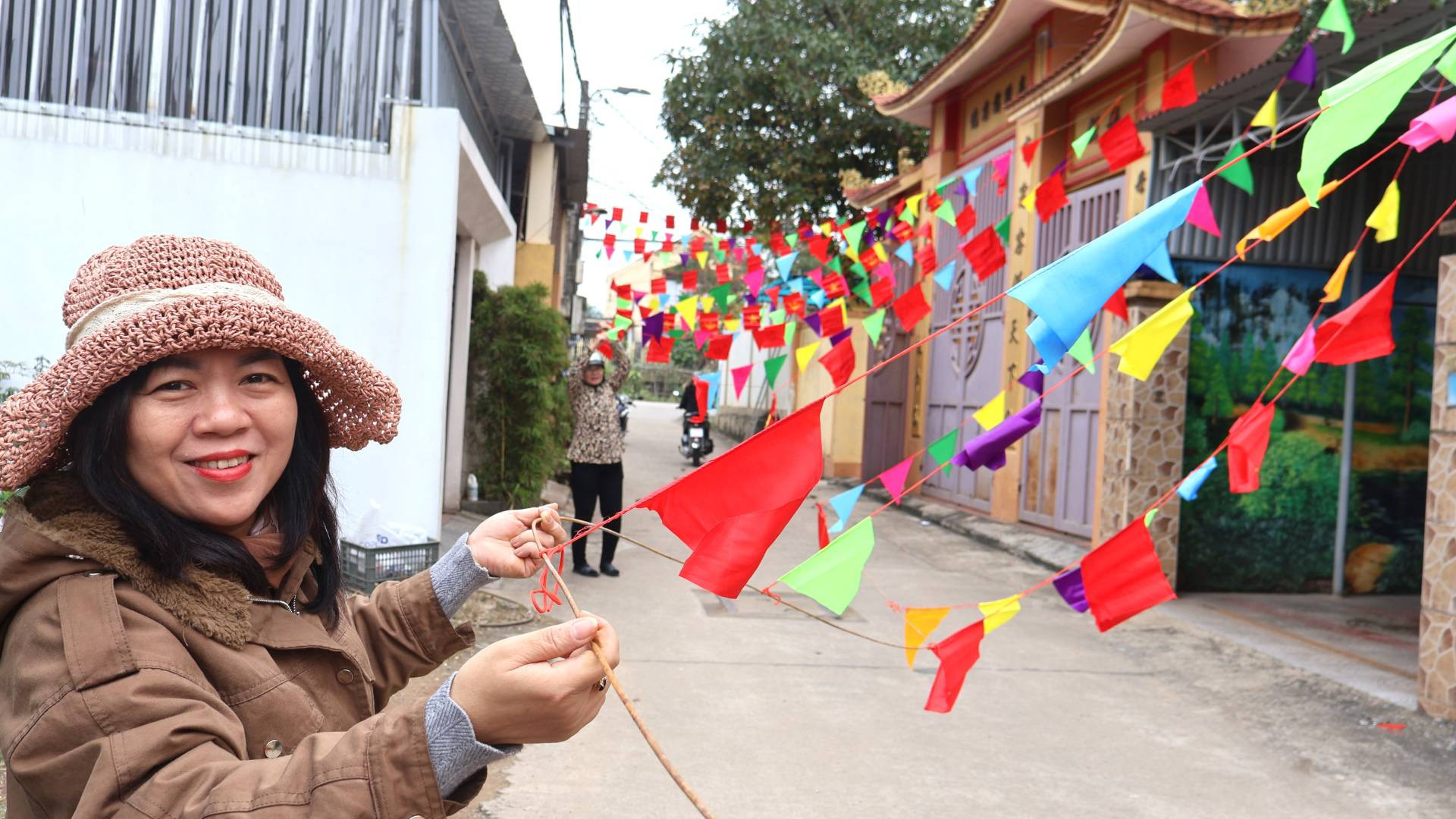 Mỗi người một việc, dù trời lạnh và âm u nhưng việc làm đường cờ vẫn vui và khơi dậy niềm tự hào trong mỗi người.